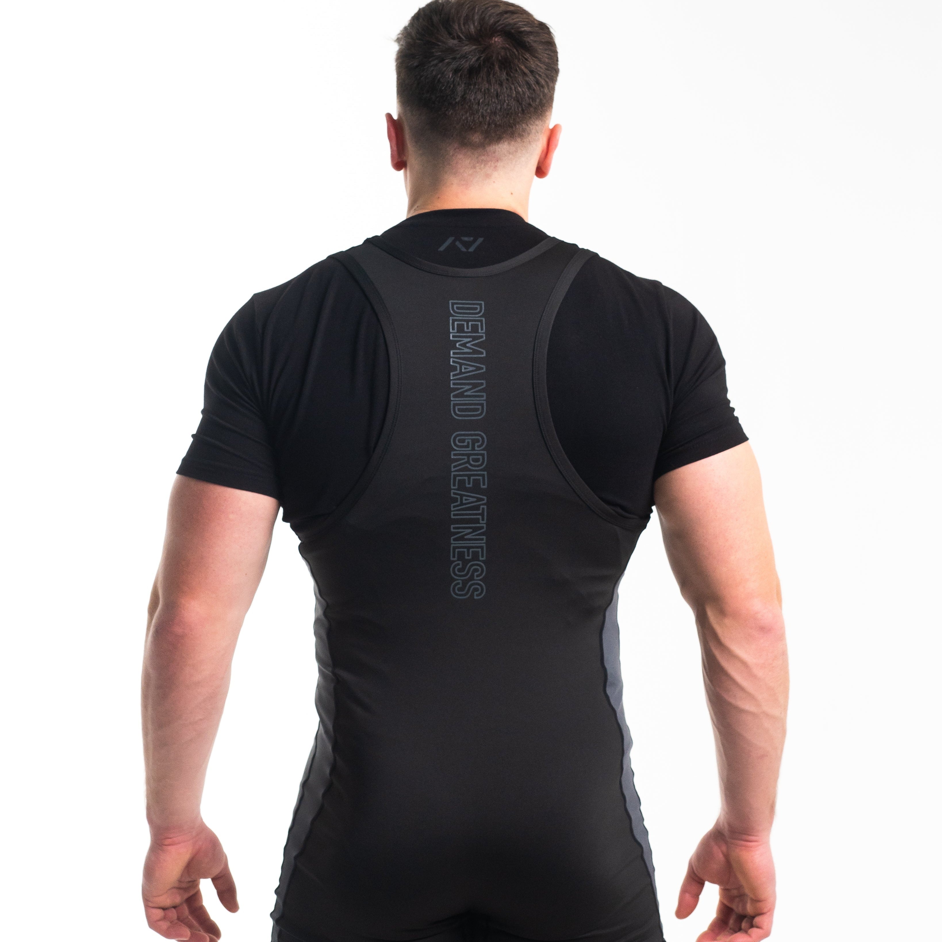 A7 IPF Approved Shadow Stone Luno singlet with extra lat mobility, side panel stitching to guide the squat depth level and curved panel design for a slimming look. The Women's singlet features a tapered waist and additional quad room. The IPF Approved Kit includes Powerlifting Singlet, A7 Meet Shirt, A7 Zebra Wrist Wraps, A7 Deadlift Socks, Hourglass Knee Sleeves (Stiff Knee Sleeves and Rigor Mortis Knee Sleeves). Genouillères powerlifting shipping to France, Spain, Ireland, Germany, Italy, Sweden and EU. 