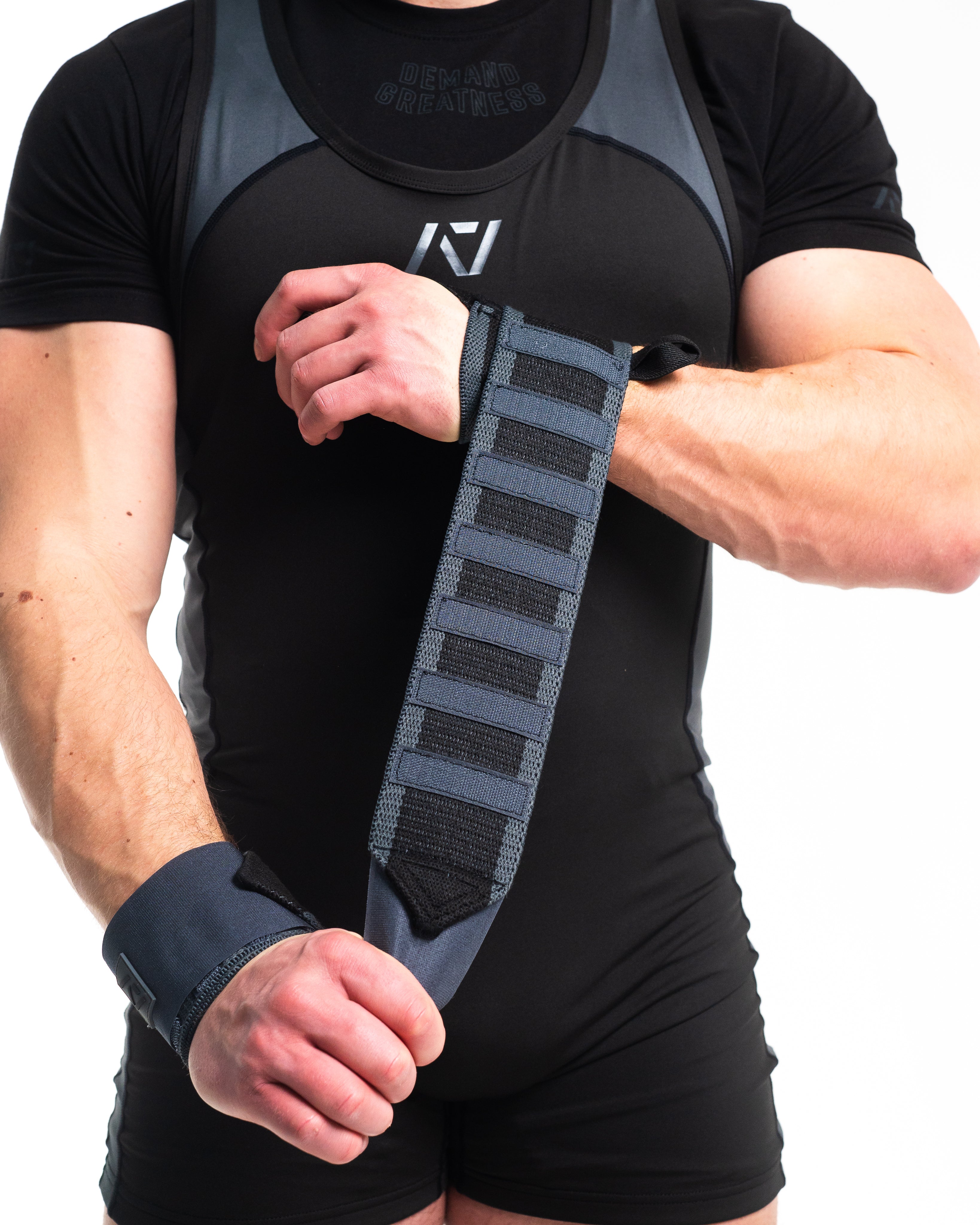 A7 IPF Approved Zebra Wraps feature strips of velcro on the wraps, allowing Zebra Wraps to conform fully to your unique preference of tightness. We offer Zebra wrist wraps in 3 lengths and 4 stiffnesses (Flexi, Mids, Stiff, and Rigor Mortis). The IPF Approved Kit includes Powerlifting Singlet, A7 Meet Shirt, A7 Deadlift Socks, Hourglass Knee Sleeves (Stiff Knee Sleeves and Rigor Mortis Knee Sleeves). Genouillères powerlifting shipping to France, Spain, Ireland, Germany, Italy, Sweden and EU. 