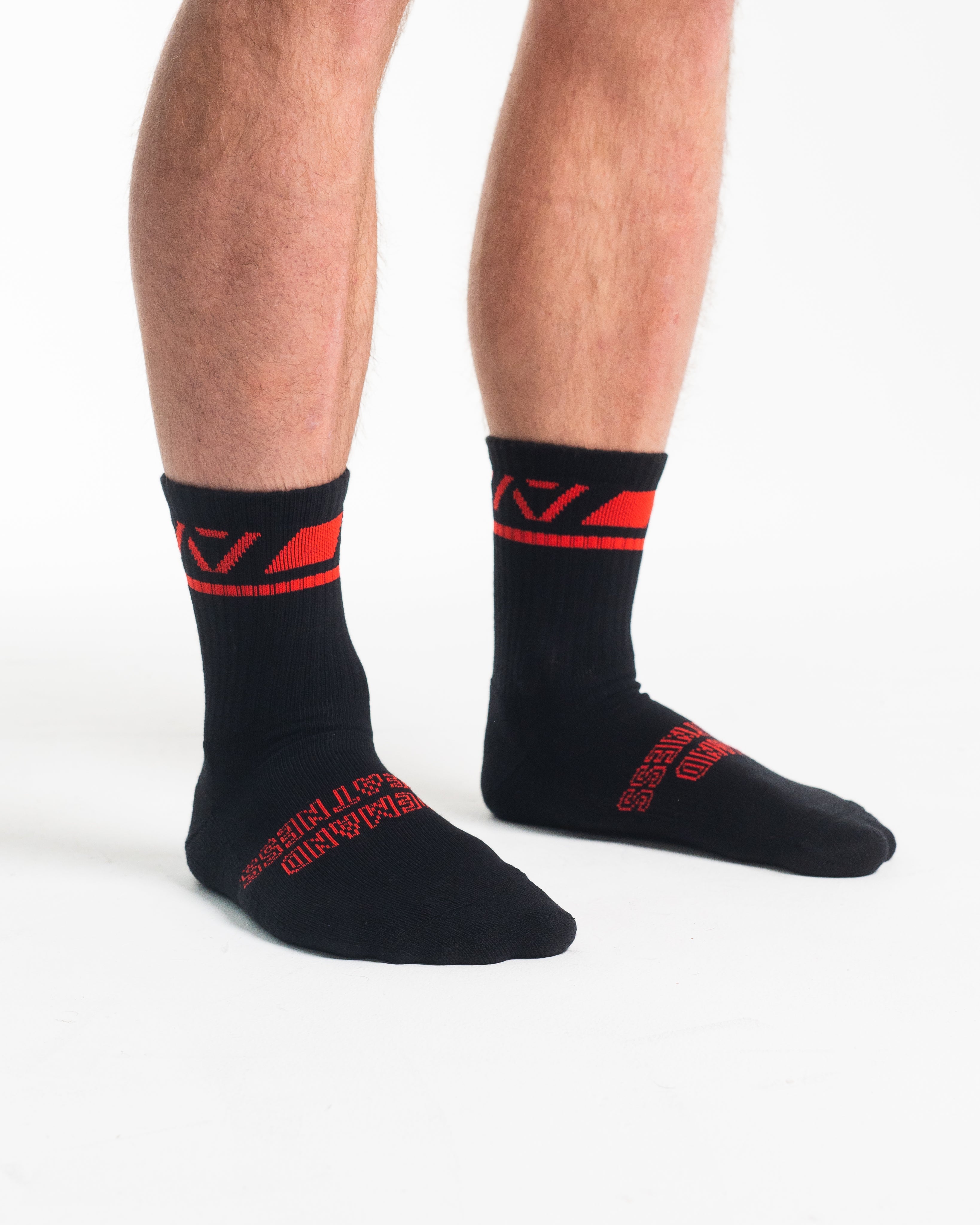 A7 Red Dawn Crew socks showcase dark grey logos to keep contrast at a minimum and let your energy show on the platform, in your training or while out and about. The IPF Approved Shadow Stone Meet Kit includes Powerlifting Singlet, A7 Meet Shirt, A7 Zebra Wrist Wraps, A7 Deadlift Socks, Hourglass Knee Sleeves (Stiff Knee Sleeves and Rigor Mortis Knee Sleeves). Genouillères powerlifting shipping to France, Spain, Ireland, Germany, Italy, Sweden and EU.