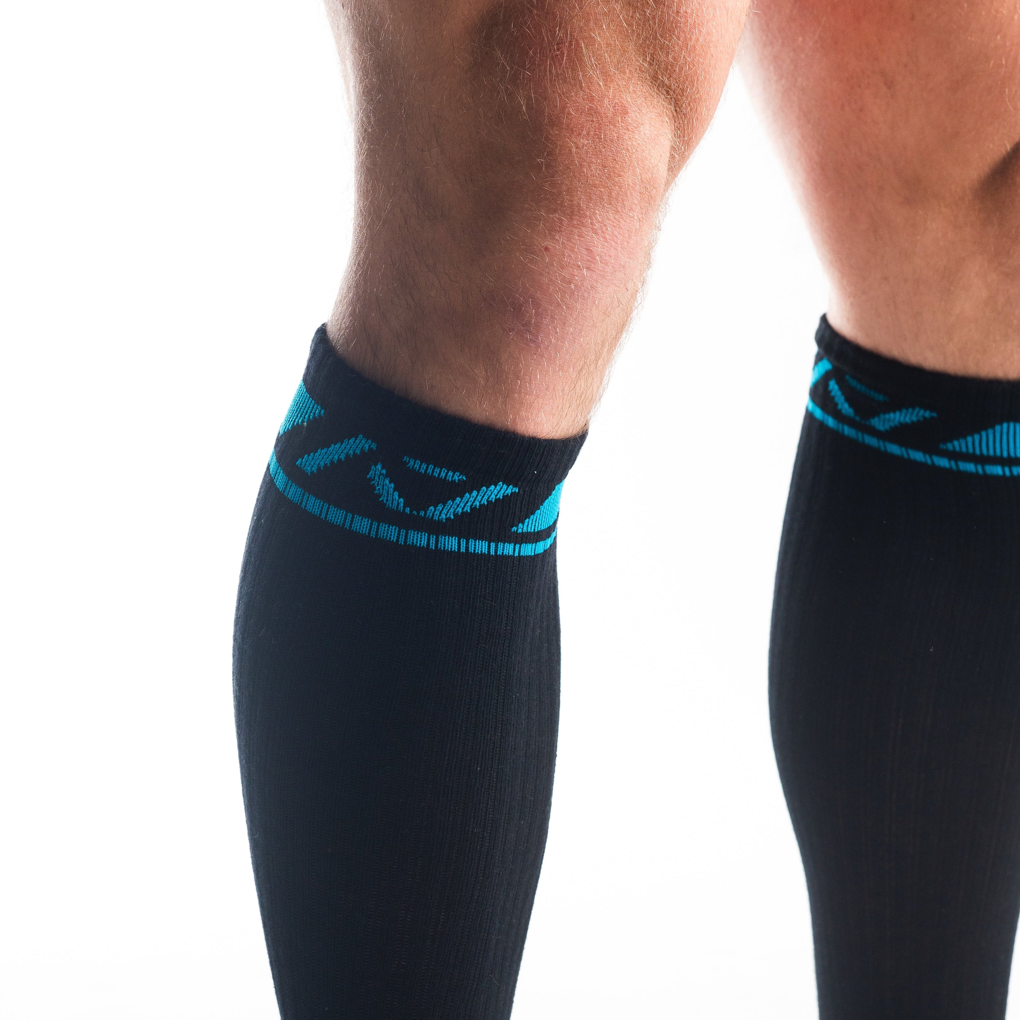 A7 Azul Deadlift socks are designed specifically for pulls and keep your shins protected from scrapes. A7 deadlift socks are a perfect pair to wear in training or powerlifting competition. The IPF Approved Kit includes Powerlifting Singlet, A7 Meet Shirt, A7 Zebra Wrist Wraps, A7 Deadlift Socks, Hourglass Knee Sleeves (Stiff Knee Sleeves and Rigor Mortis Knee Sleeves). Genouillères powerlifting shipping to France, Spain, Ireland, Germany, Italy, Sweden and EU.