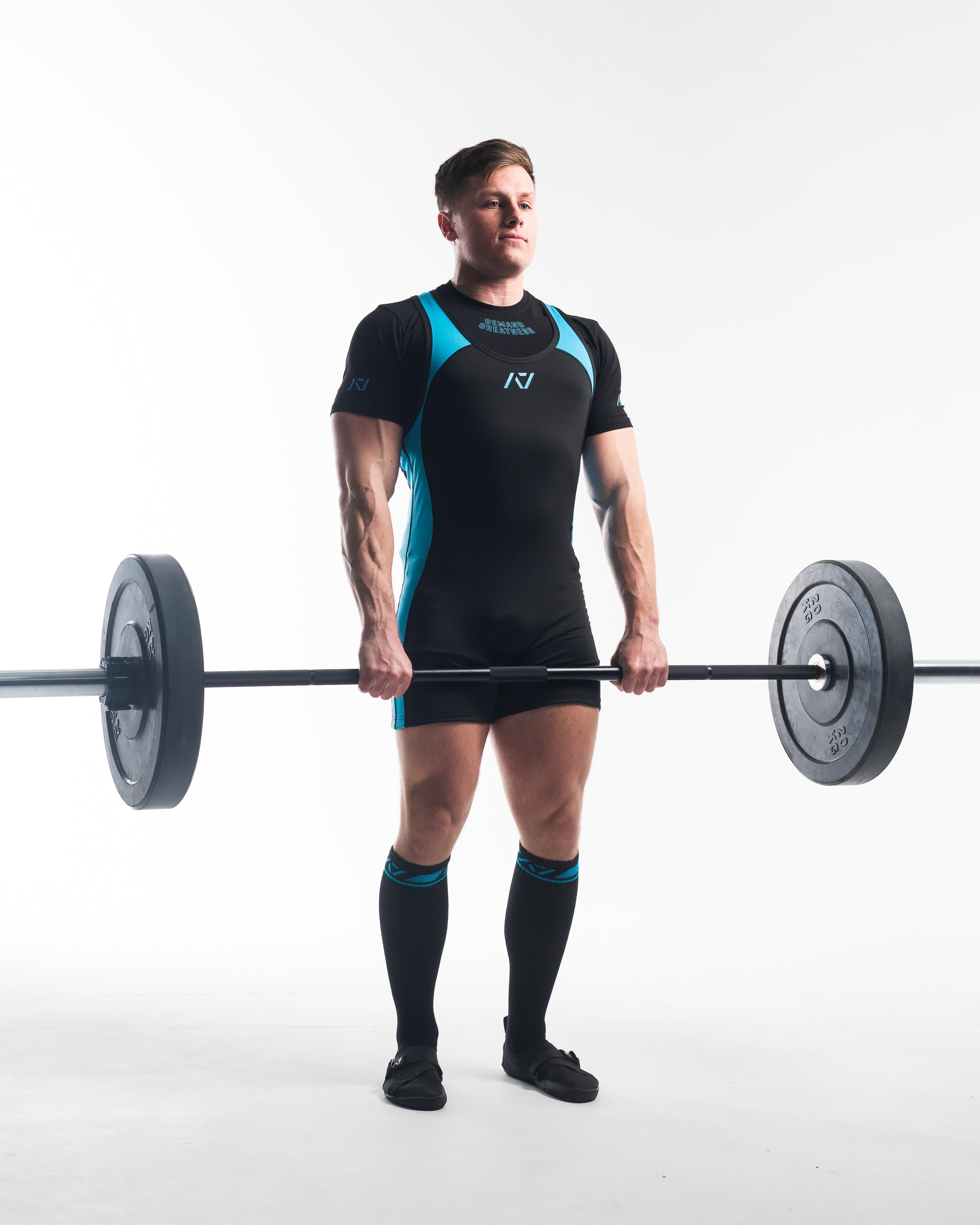 A7 IPF Approved Azul Luno singlet features extra lat mobility, side panel stitching to guide the squat depth level and curved panel design for a slimming look. The Women's cut singlet features a tapered waist and additional quad room. The IPF Approved Kit includes Powerlifting Singlet, A7 Meet Shirt, A7 Deadlift Socks. Genouillères powerlifting shipping to France, Spain, Ireland, Germany, Italy, Sweden and EU.