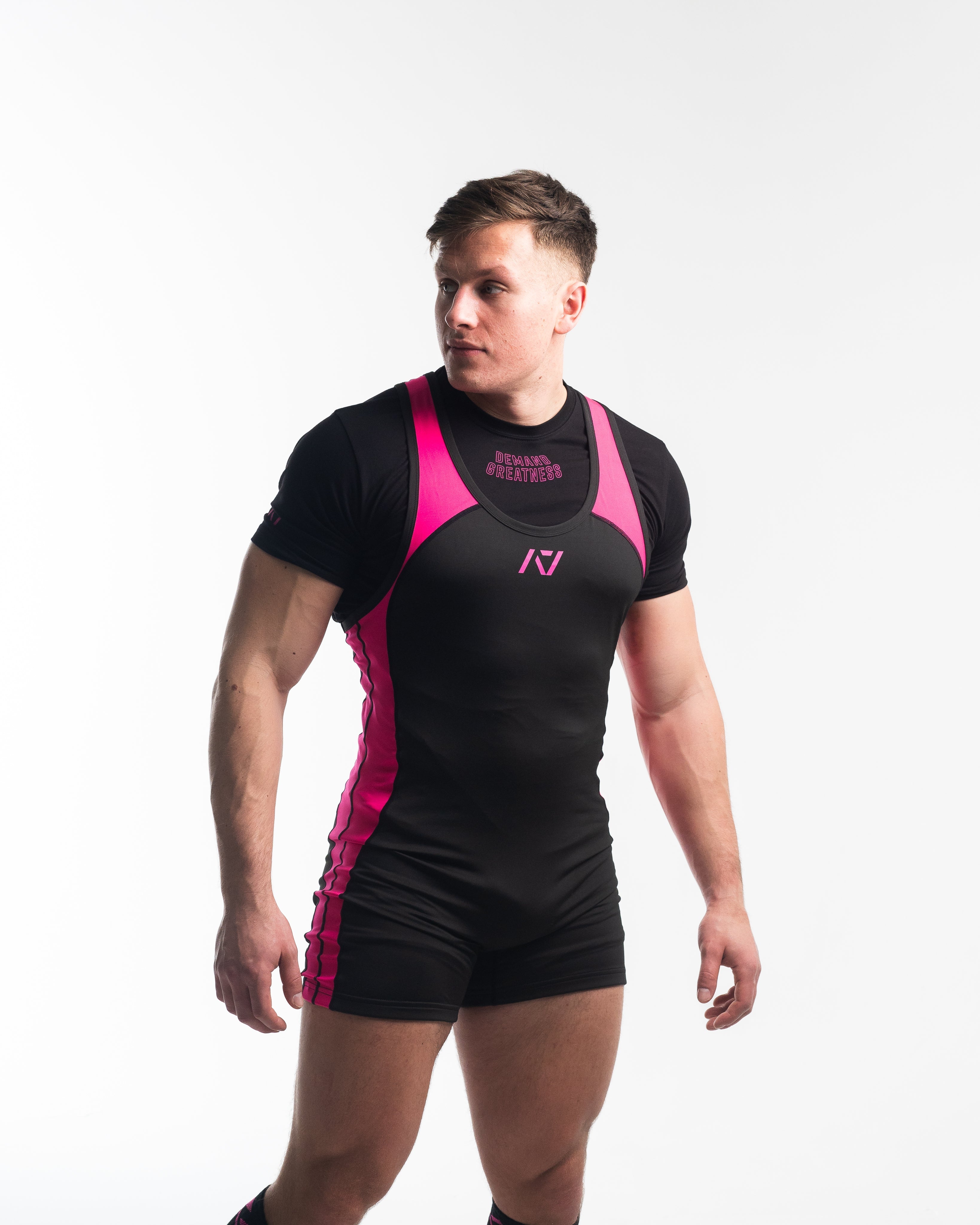 A7 IPF Approved Flamingo Luno singlet with extra lat mobility, side panel stitching to guide the squat depth level and curved panel design for a slimming look. The Women's cut singlet features a tapered waist and additional quad room. The IPF Approved Kit includes Powerlifting Singlet, A7 Meet Shirt, A7 Zebra Wrist Wraps, A7 Deadlift Socks, Hourglass Knee Sleeves (Stiff Knee Sleeves and Rigor Mortis Knee Sleeves). Genouillères powerlifting shipping to France, Spain, Ireland, Germany, Italy, Sweden and EU. 