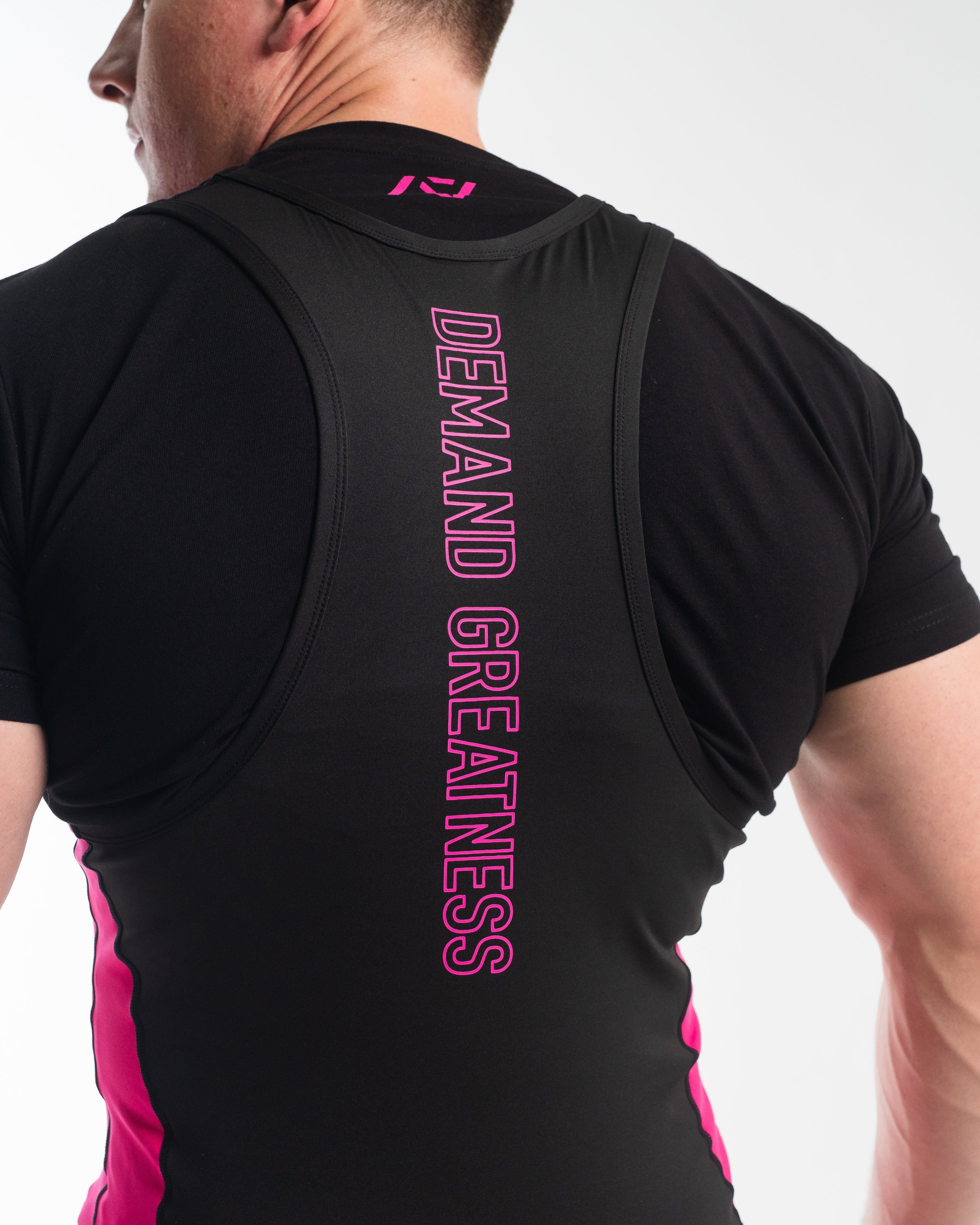 A7 IPF Approved Flamingo Luno singlet with extra lat mobility, side panel stitching to guide the squat depth level and curved panel design for a slimming look. The Women's cut singlet features a tapered waist and additional quad room. The IPF Approved Kit includes Powerlifting Singlet, A7 Meet Shirt, A7 Zebra Wrist Wraps, A7 Deadlift Socks, Hourglass Knee Sleeves (Stiff Knee Sleeves and Rigor Mortis Knee Sleeves). Genouillères powerlifting shipping to France, Spain, Ireland, Germany, Italy, Sweden and EU. 