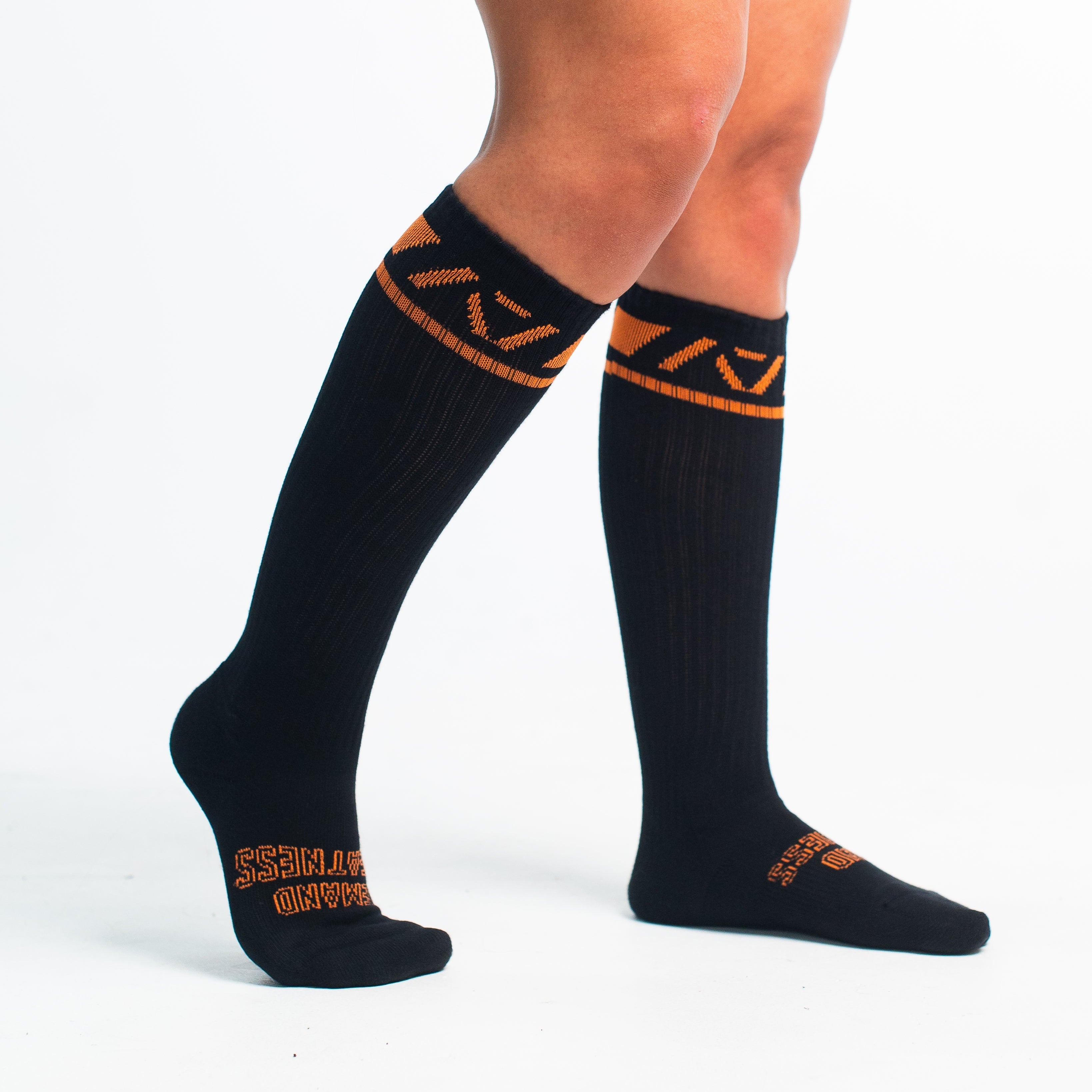 A7 Blaze deadlift socks are designed specifically for pulls and keep your shins protected from scrapes. A7 deadlift socks are a perfect pair to wear in training or powerlifting competition. The A7 IPF Approved Kit includes Powerlifting Singlet, A7 Meet Shirt, A7 Zebra Wrist Wraps, A7 Deadlift Socks, Hourglass Knee Sleeves (Stiff Knee Sleeves and Rigor Mortis Knee Sleeves). Genouillères powerlifting shipping to France, Spain, Ireland, Germany, Italy, Sweden and EU. 