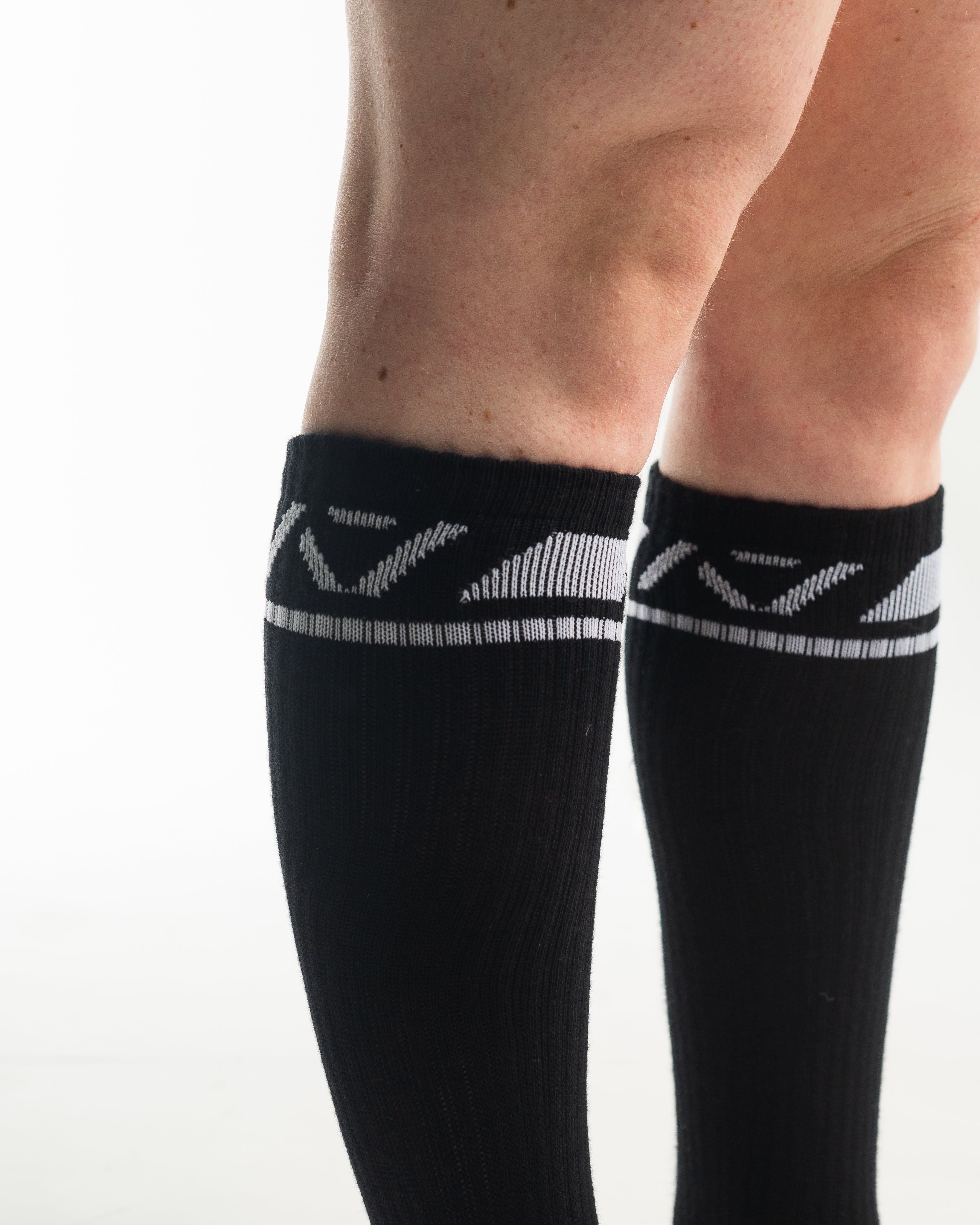 A7 Domino Deadlift socks are designed specifically for pulls and keep your shins protected from scrapes. A7 deadlift socks are a perfect pair to wear in training or powerlifting competition. The IPF Approved Kit includes Powerlifting Singlet, A7 Meet Shirt, A7 Zebra Wrist Wraps, A7 Deadlift Socks, Hourglass Knee Sleeves (Stiff Knee Sleeves and Rigor Mortis Knee Sleeves). Genouillères powerlifting shipping to France, Spain, Ireland, Germany, Italy, Sweden and EU.