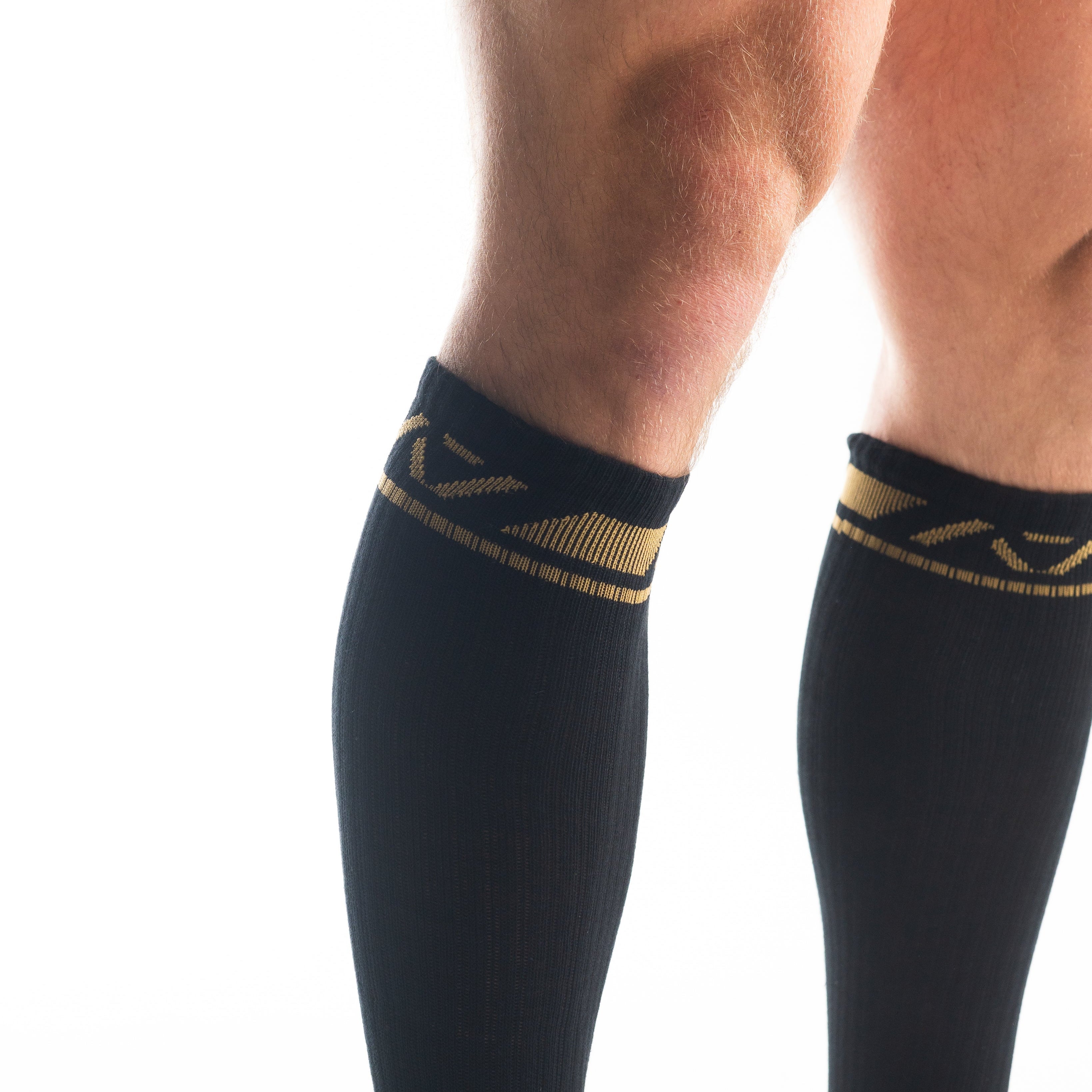 A7 Gold Standard Deadlift socks are designed specifically for pulls and keep your shins protected from scrapes. A7 deadlift socks are a perfect pair to wear in training or powerlifting competition. The IPF Approved Kit includes Powerlifting Singlet, A7 Meet Shirt, A7 Zebra Wrist Wraps, A7 Deadlift Socks, Hourglass Knee Sleeves (Stiff Knee Sleeves and Rigor Mortis Knee Sleeves). Genouillères powerlifting shipping to France, Spain, Ireland, Germany, Italy, Sweden and EU.