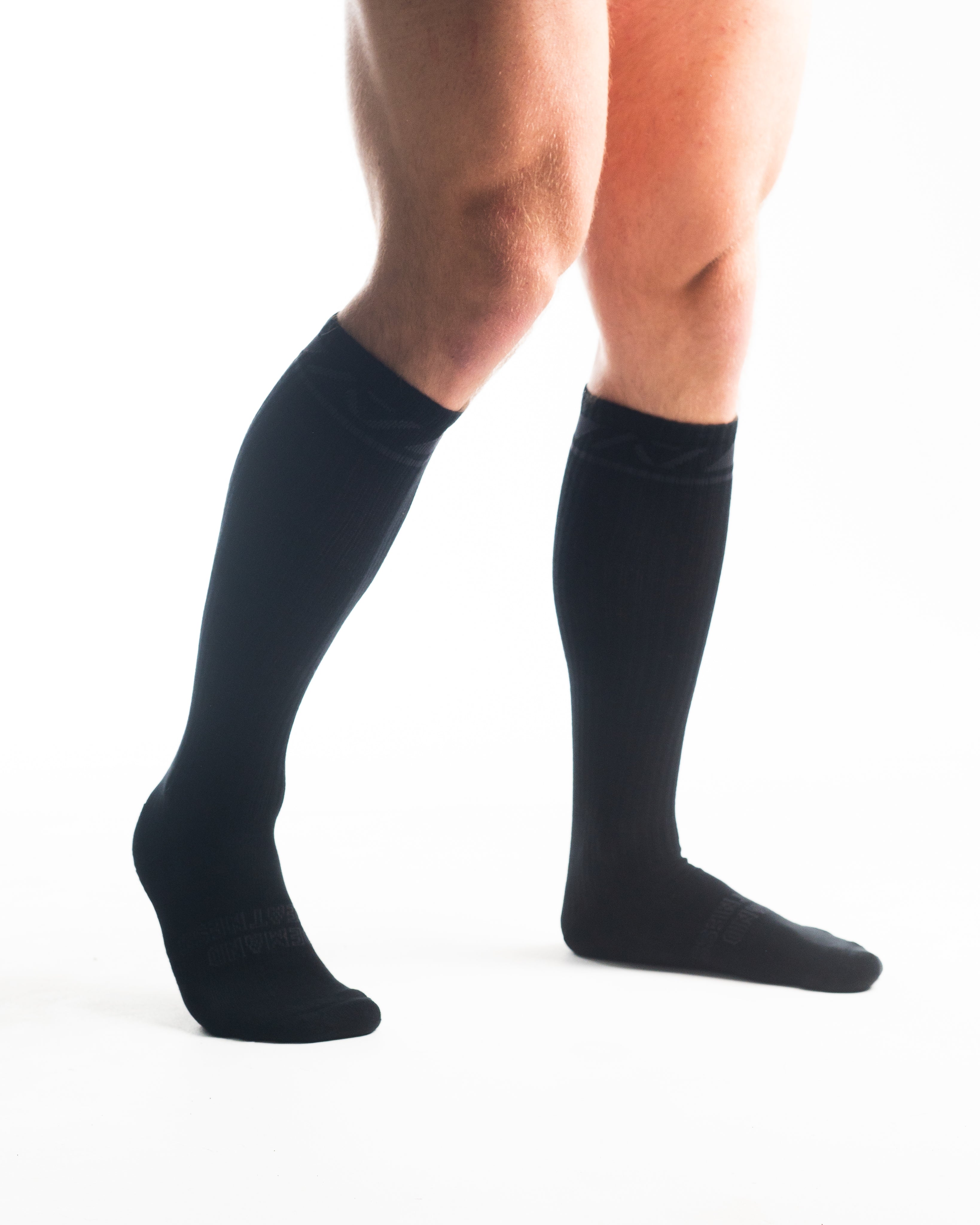 A7 Stealth Deadlift socks are designed specifically for pulls and keep your shins protected from scrapes. A7 deadlift socks are a perfect pair to wear in training or powerlifting competition. The IPF Approved Kit includes Powerlifting Singlet, A7 Meet Shirt, A7 Zebra Wrist Wraps, A7 Deadlift Socks, Hourglass Knee Sleeves (Stiff Knee Sleeves and Rigor Mortis Knee Sleeves). Genouillères powerlifting shipping to France, Spain, Ireland, Germany, Italy, Sweden and EU.