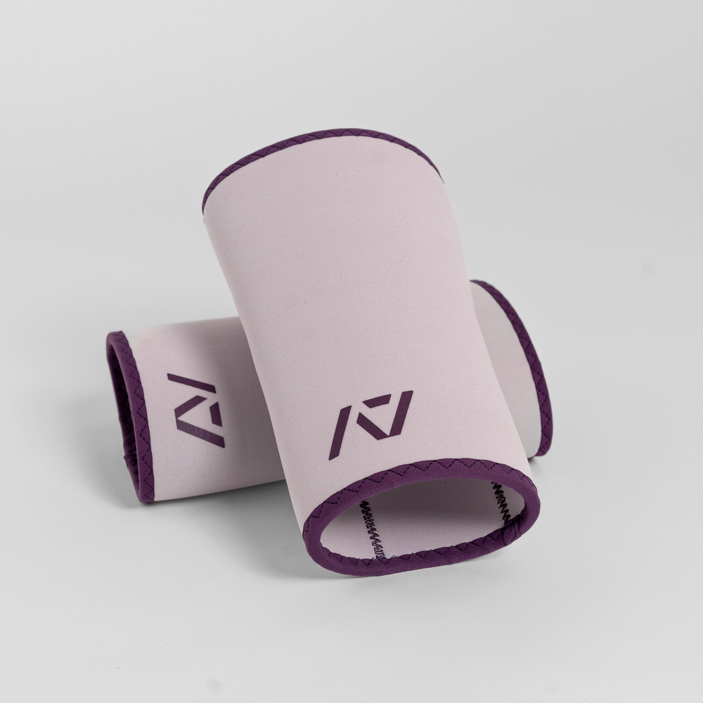 
                      
                        A7 IPF Approved Hourglass Knee Sleeves feature an hourglass-shaped centre taper fit to help provide knee compression while maintaining proper tightness around the calf and quad, offered in three stiffnesses (Flexi, Stiff and Rigor Mortis). Shop the full A7 Powerlifting IPF Approved Equipment collection. The IPF Approved Kit includes Powerlifting Singlet, A7 Meet Shirt, A7 Zebra Wrist Wraps and A7 Deadlift Socks. Genouill�res powerlifting shipping to France, Spain, Ireland, Germany, Italy, Sweden and EU.
                      
                    