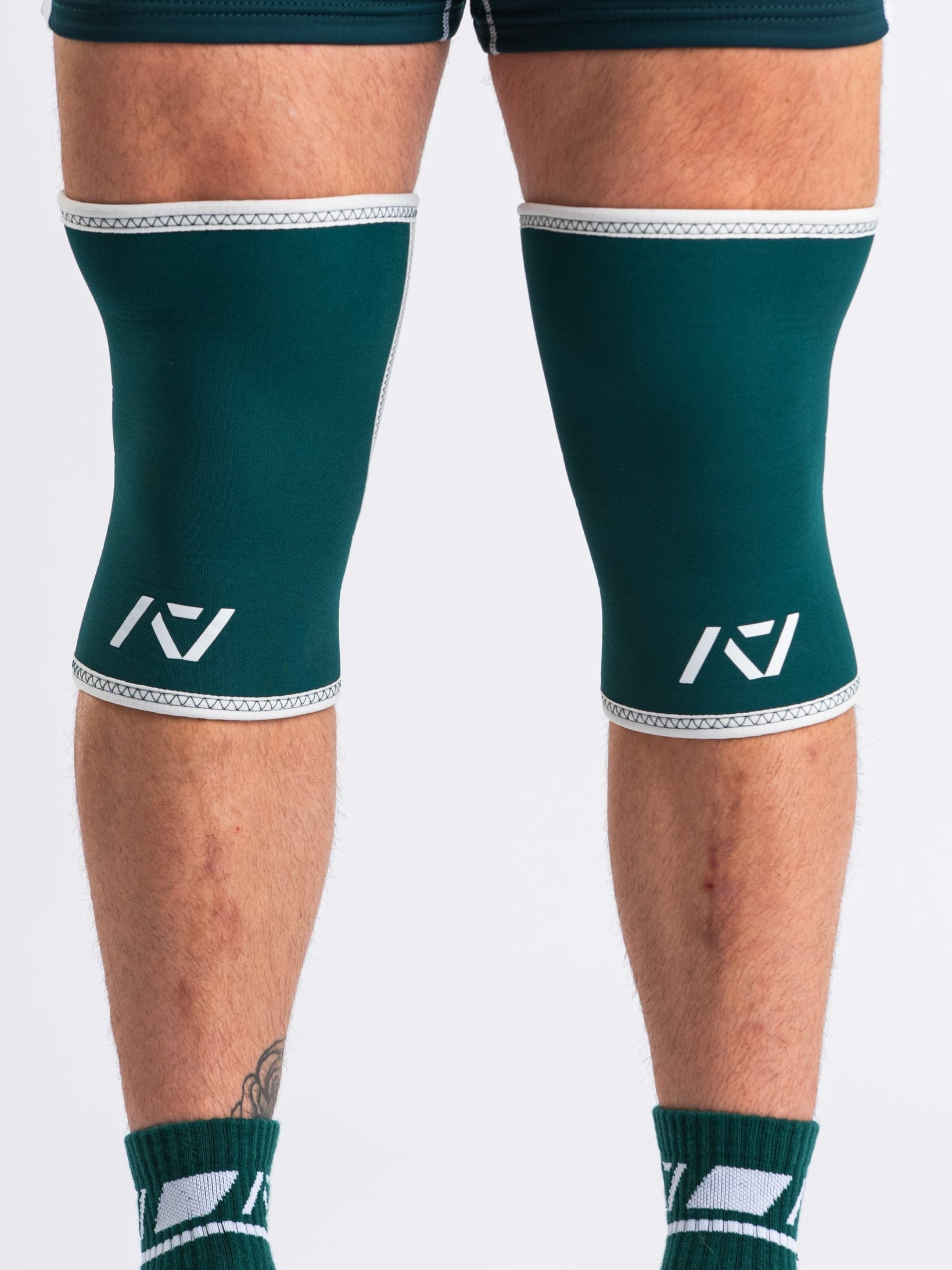 A7 IPF Approved Hourglass Knee Sleeves feature an hourglass-shaped centre taper fit to help provide knee compression while maintaining proper tightness around the calf and quad, offered in three stiffnesses (Flexi, Stiff and Rigor Mortis). Shop the full A7 Powerlifting IPF Approved Equipment collection. The IPF Approved Kit includes Powerlifting Singlet, A7 Meet Shirt, A7 Zebra Wrist Wraps and A7 Deadlift Socks. Genouill�res powerlifting shipping to France, Spain, Ireland, Germany, Italy, Sweden and EU.