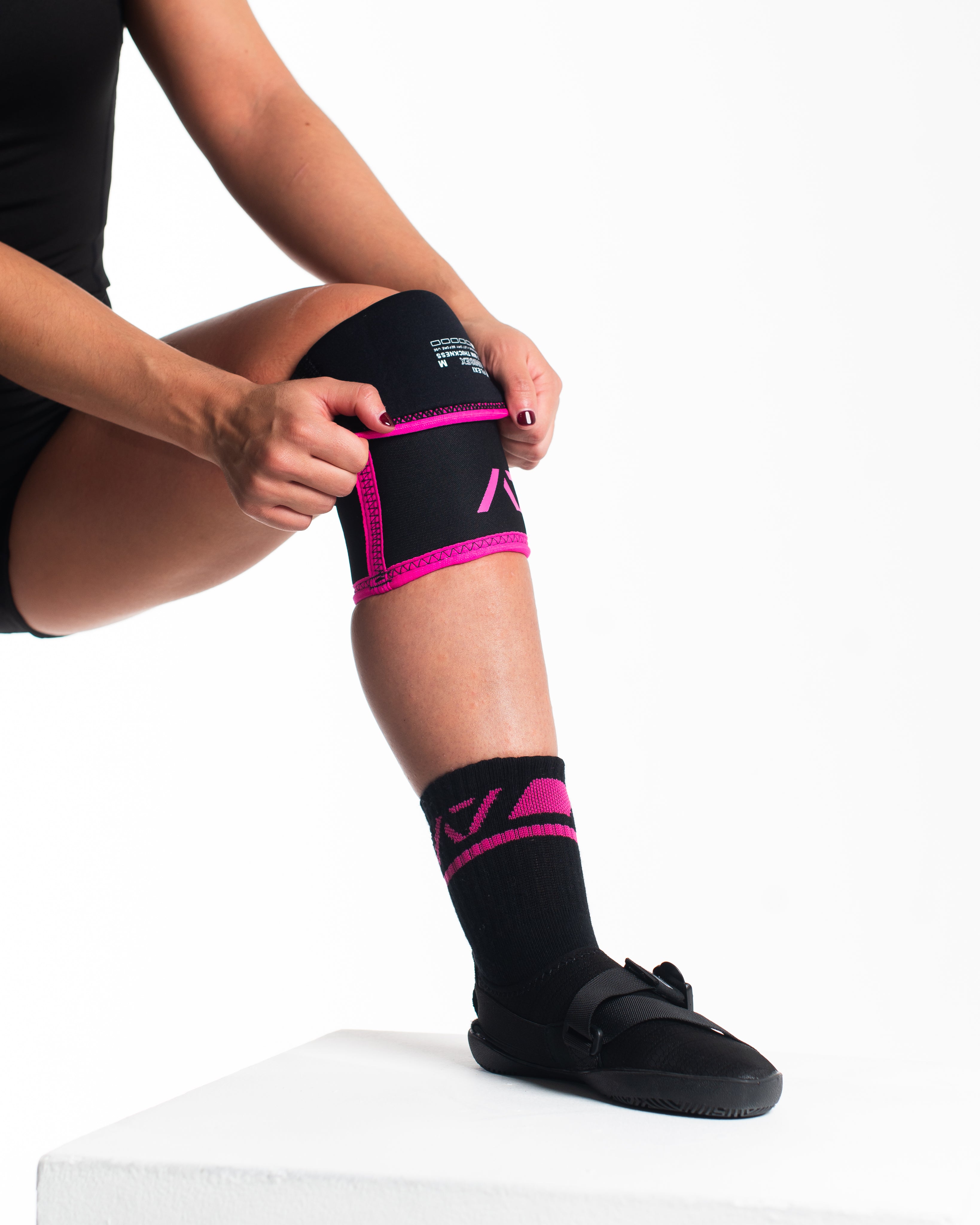 A7 IPF Approved Hourglass Knee Sleeves feature an hourglass-shaped taper fit to provide knee compression while maintaining proper tightness around the calf and quad, offered in three stiffnesses (Flexi, Stiff and Rigor Mortis). The IPF Approved Kit includes Powerlifting Singlet, A7 Meet Shirt, A7 Zebra Wrist Wraps, A7 Deadlift Socks, Hourglass Knee, IPF Approved PAL Lever. Genouillères powerlifting shipping to France, Spain, Ireland, Germany, Italy, Sweden and EU.