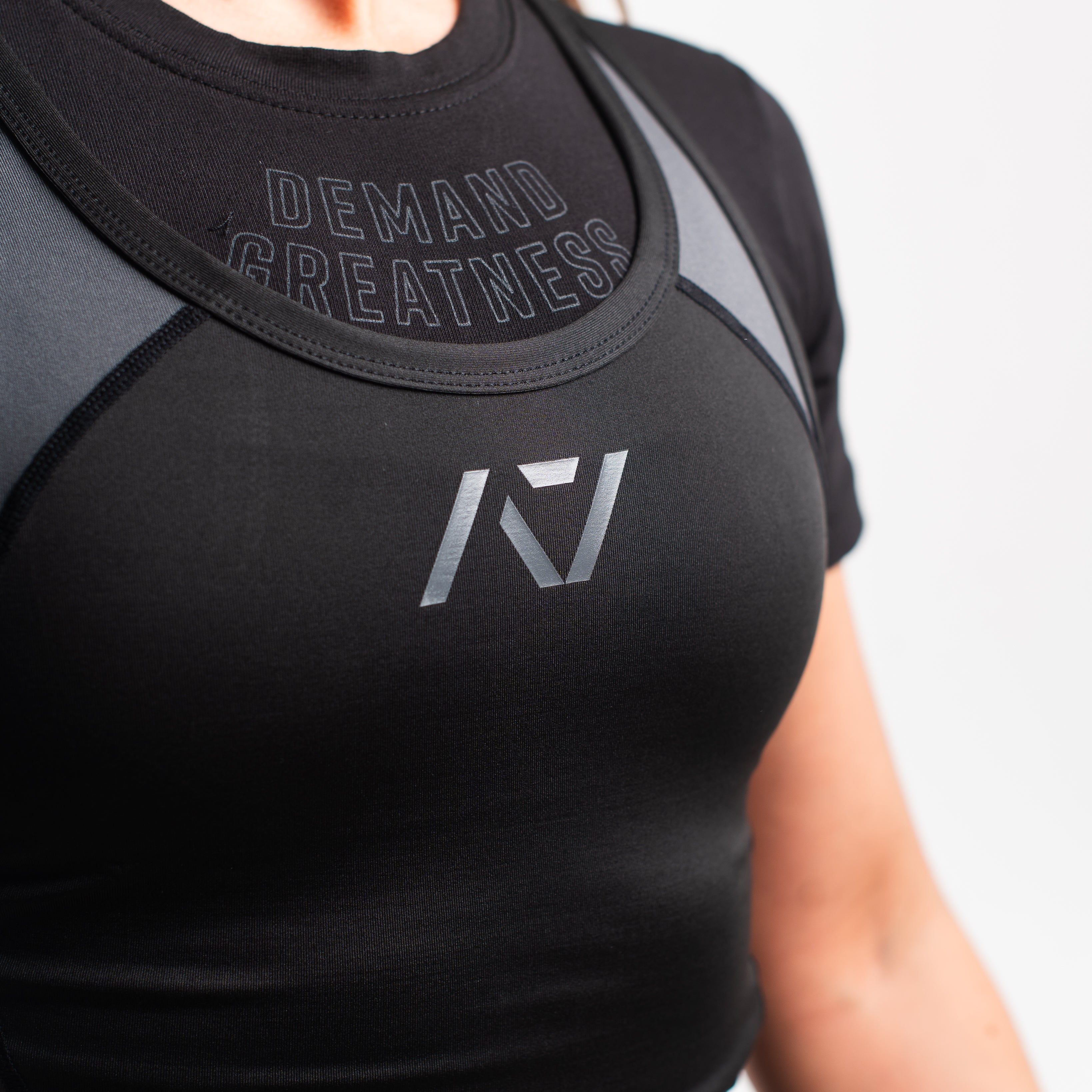 A7 IPF Approved Shadow Stone Luno singlet with extra lat mobility, side panel stitching to guide the squat depth level and curved panel design for a slimming look. The Women's singlet features a tapered waist and additional quad room. The IPF Approved Kit includes Powerlifting Singlet, A7 Meet Shirt, A7 Zebra Wrist Wraps, A7 Deadlift Socks, Hourglass Knee Sleeves (Stiff Knee Sleeves and Rigor Mortis Knee Sleeves). Genouillères powerlifting shipping to France, Spain, Ireland, Germany, Italy, Sweden and EU.
