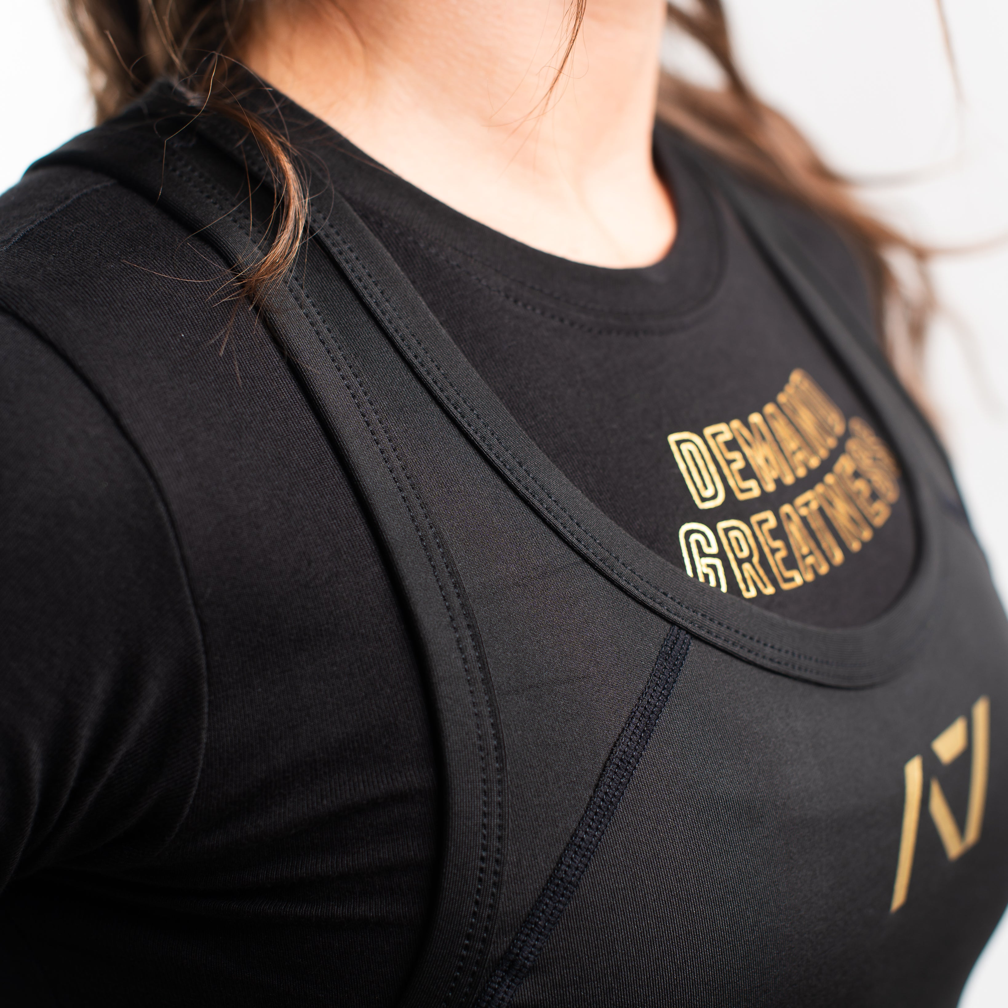 A7 IPF Approved Gold Luno singlet features extra lat mobility, side panel stitching to guide the squat depth level and curved panel design for a slimming look. The Women's cut singlet features a tapered waist and additional quad room. The IPF Approved Kit includes Powerlifting Singlet, A7 Meet Shirt, A7 Zebra Wrist Wraps, A7 Deadlift Socks, Hourglass Knee Sleeves (Stiff Knee Sleeves and Rigor Mortis Knee Sleeves). Genouillères powerlifting shipping to France, Spain, Ireland, Germany, Italy, Sweden and EU.