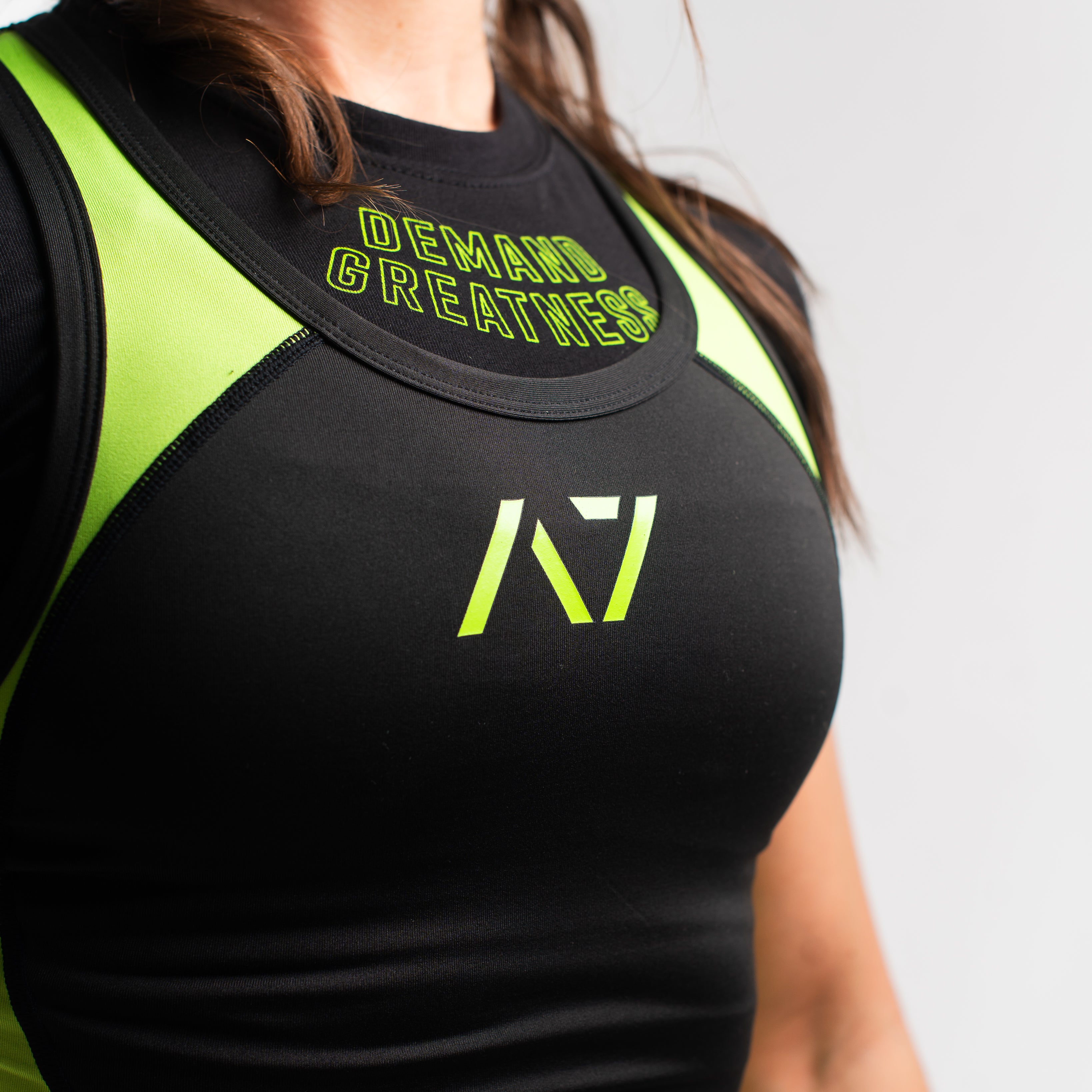 A7 IPF Approved Alien Luno singlet features extra lat mobility, side panel stitching to guide the squat depth level and curved panel design for a slimming look. The Women's cut singlet features a tapered waist and additional quad room. The IPF Approved Kit includes Powerlifting Singlet, A7 Meet Shirt, Deadlift Socks, Hourglass Knee Sleeves (Stiff Knee Sleeves and Rigor Mortis Knee Sleeves). Genouillères powerlifting shipping to France, Spain, Ireland, Germany, Italy, Sweden and EU.