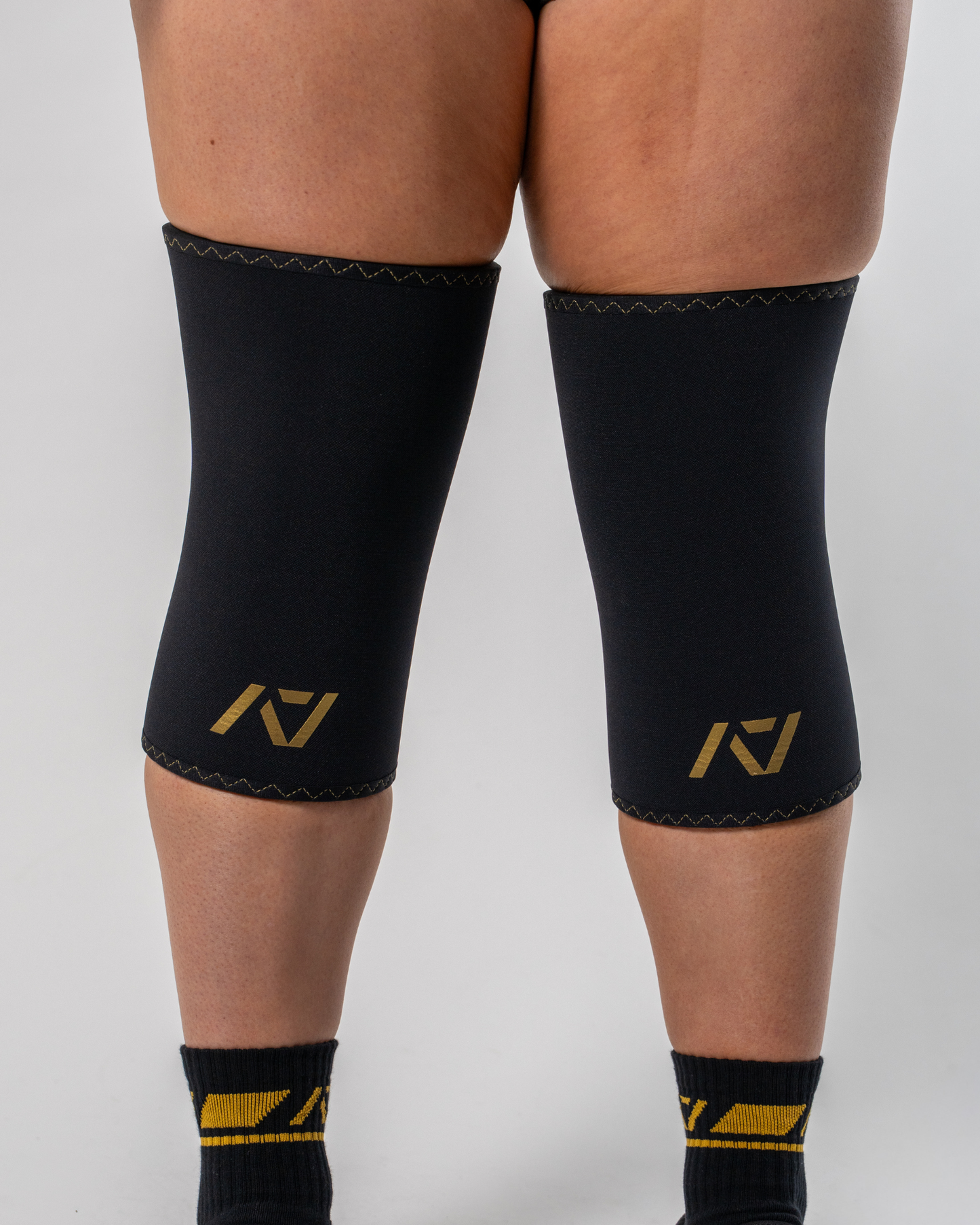 A7 IPF Approved Hourglass Knee Sleeves feature an hourglass-shaped centre taper fit to help provide knee compression while maintaining proper tightness around the calf and quad, offered in three stiffnesses (Flexi, Stiff and Rigor Mortis). Shop the full A7 Powerlifting IPF Approved Equipment collection. The IPF Approved Kit includes Powerlifting Singlet, A7 Meet Shirt, A7 Zebra Wrist Wraps and A7 Deadlift Socks. Genouill�res powerlifting shipping to France, Spain, Ireland, Germany, Italy, Sweden and EU.