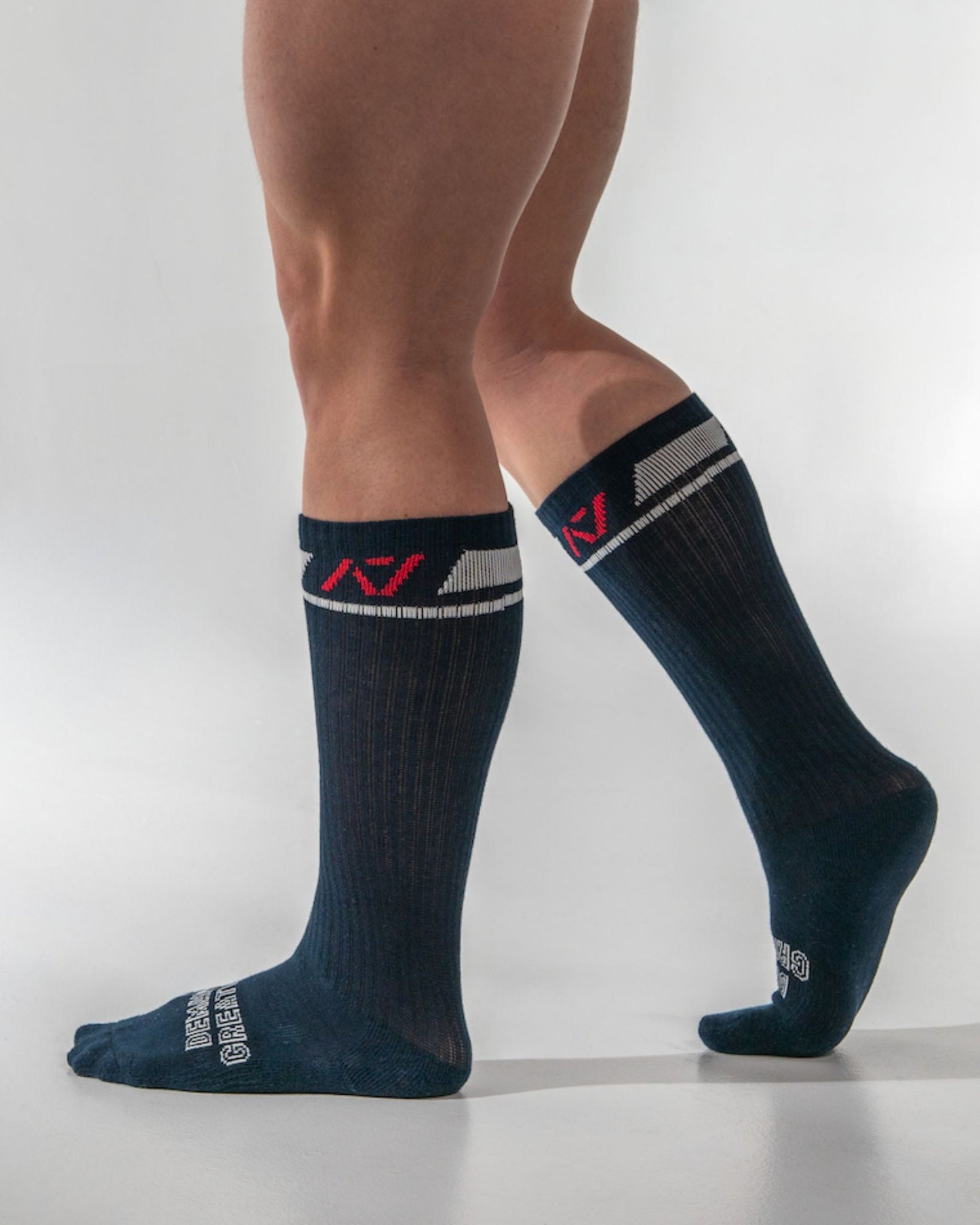 A7 RWB deadlift socks are designed specifically for pulls and keep your shins protected from scrapes. A7 deadlift socks are a perfect pair to wear in training or powerlifting competition. The A7 IPF Approved Kit includes Powerlifting Singlet, A7 Meet Shirt, A7 Zebra Wrist Wraps, A7 Deadlift Socks, Hourglass Knee Sleeves (Stiff Knee Sleeves and Rigor Mortis Knee Sleeves). Genouill�res powerlifting shipping to France, Spain, Ireland, Germany, Italy, Sweden and EU.