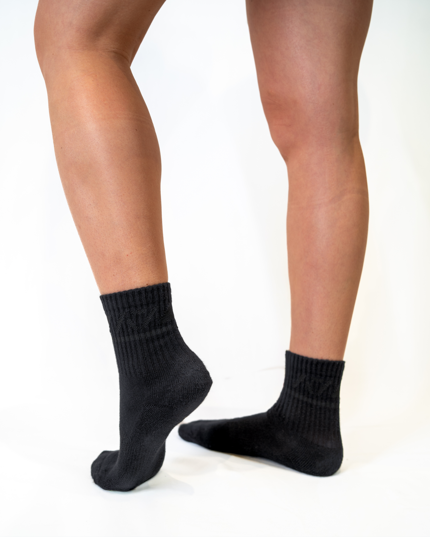 A7 Stealth Crew socks showcase gold logos and let your energy show on the platform, in your training or while out and about. The IPF Approved Stealth Meet Kit includes Powerlifting Singlet, A7 Meet Shirt, A7 Zebra Wrist Wraps, A7 Deadlift Socks, Hourglass Knee Sleeves (Stiff Knee Sleeves and Rigor Mortis Knee Sleeves). Genouillères powerlifting shipping to France, Spain, Ireland, Germany, Italy, Sweden and EU.