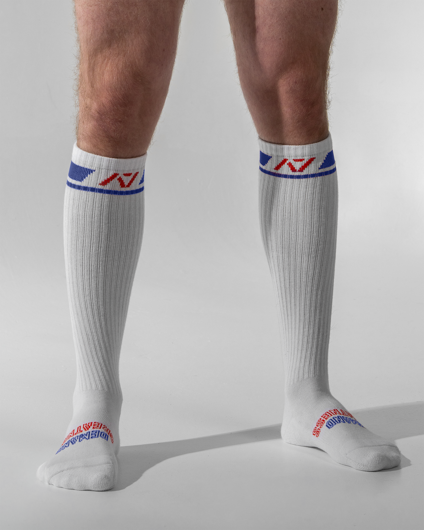 A7 RWB deadlift socks are designed specifically for pulls and keep your shins protected from scrapes. A7 deadlift socks are a perfect pair to wear in training or powerlifting competition. The A7 IPF Approved Kit includes Powerlifting Singlet, A7 Meet Shirt, A7 Zebra Wrist Wraps, A7 Deadlift Socks, Hourglass Knee Sleeves (Stiff Knee Sleeves and Rigor Mortis Knee Sleeves). Genouill�res powerlifting shipping to France, Spain, Ireland, Germany, Italy, Sweden and EU.