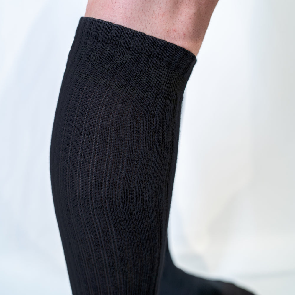 
                      
                        A7 Stealth Deadlift socks are designed specifically for pulls and keep your shins protected from scrapes. A7 deadlift socks are a perfect pair to wear in training or powerlifting competition. The IPF Approved Kit includes Powerlifting Singlet, A7 Meet Shirt, A7 Zebra Wrist Wraps, A7 Deadlift Socks, Hourglass Knee Sleeves (Stiff Knee Sleeves and Rigor Mortis Knee Sleeves). Genouillères powerlifting shipping to France, Spain, Ireland, Germany, Italy, Sweden and EU.
                      
                    