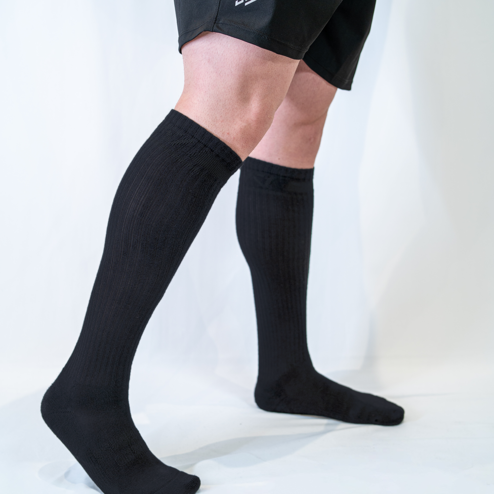 A7 Stealth Deadlift socks are designed specifically for pulls and keep your shins protected from scrapes. A7 deadlift socks are a perfect pair to wear in training or powerlifting competition. The IPF Approved Kit includes Powerlifting Singlet, A7 Meet Shirt, A7 Zebra Wrist Wraps, A7 Deadlift Socks, Hourglass Knee Sleeves (Stiff Knee Sleeves and Rigor Mortis Knee Sleeves). Genouillères powerlifting shipping to France, Spain, Ireland, Germany, Italy, Sweden and EU.