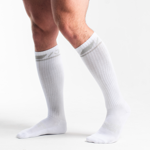 A7 Polar Deadlift socks are designed specifically for pulls and keep your shins protected from scrapes. A7 deadlift socks are a perfect pair to wear in training or powerlifting competition. The IPF Approved Kit includes Powerlifting Singlet, A7 Meet Shirt, A7 Zebra Wrist Wraps, A7 Deadlift Socks, Hourglass Knee Sleeves (Stiff Knee Sleeves and Rigor Mortis Knee Sleeves). Genouillères powerlifting shipping to France, Spain, Ireland, Germany, Italy, Sweden and EU.