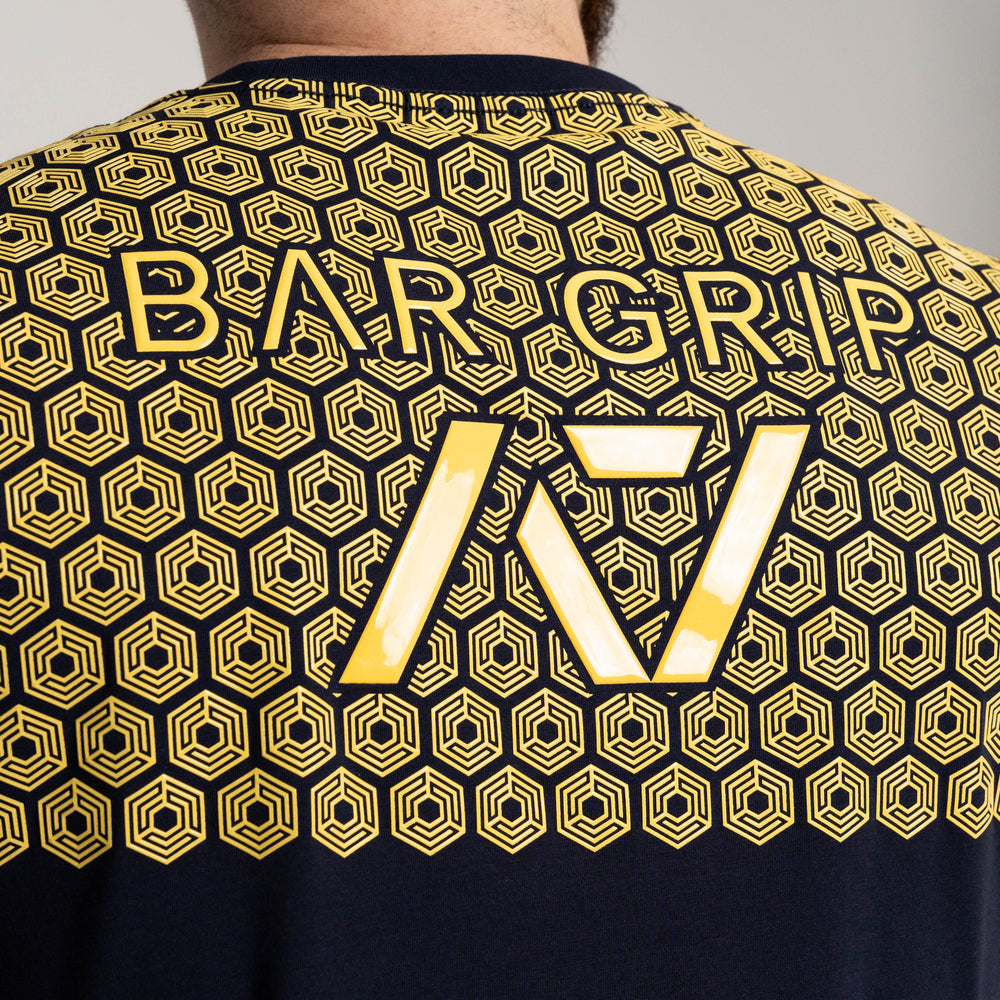 
                      
                        Whether pressing, pulling, squatting or any other variational movement the knurling is always there. The silicone bar grip helps with slippery commercial benches and bars and anchors the barbell to your back. Genouill�res powerlifting shipping to France, Spain, Ireland, Germany, Italy, Sweden and EU.
                      
                    