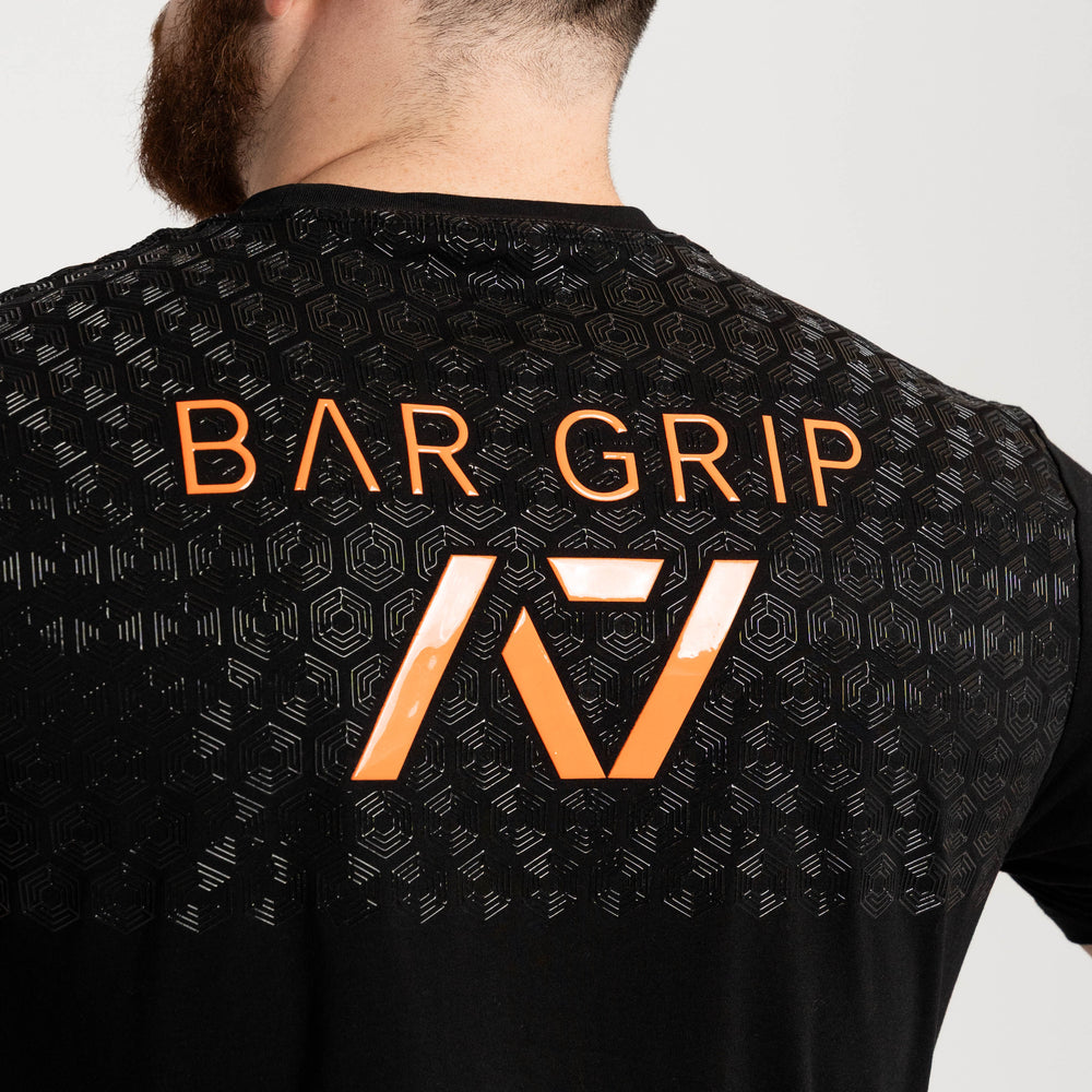 
                      
                        Whether pressing, pulling, squatting or any other variational movement the knurling is always there. The silicone bar grip helps with slippery commercial benches and bars and anchors the barbell to your back. Genouill�res powerlifting shipping to France, Spain, Ireland, Germany, Italy, Sweden and EU.
                      
                    