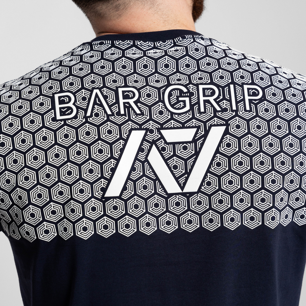 
                      
                        Whether pressing, pulling, squatting or any other variational movement the knurling is always there. The silicone bar grip helps with slippery commercial benches and bars and anchors the barbell to your back. Genouill�res powerlifting shipping to France, Spain, Ireland, Germany, Italy, Sweden and EU.
                      
                    