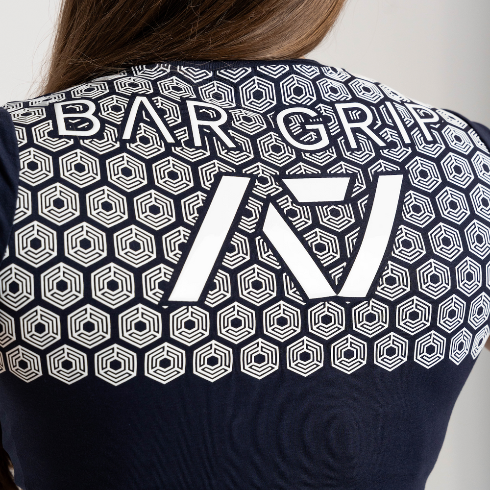 
                      
                        Whether pressing, pulling, squatting or any other variational movement the knurling is always there. The silicone bar grip helps with slippery commercial benches and bars and anchors the barbell to your back. Genouill�res powerlifting shipping to France, Spain, Ireland, Germany, Italy, Sweden and EU.
                      
                    