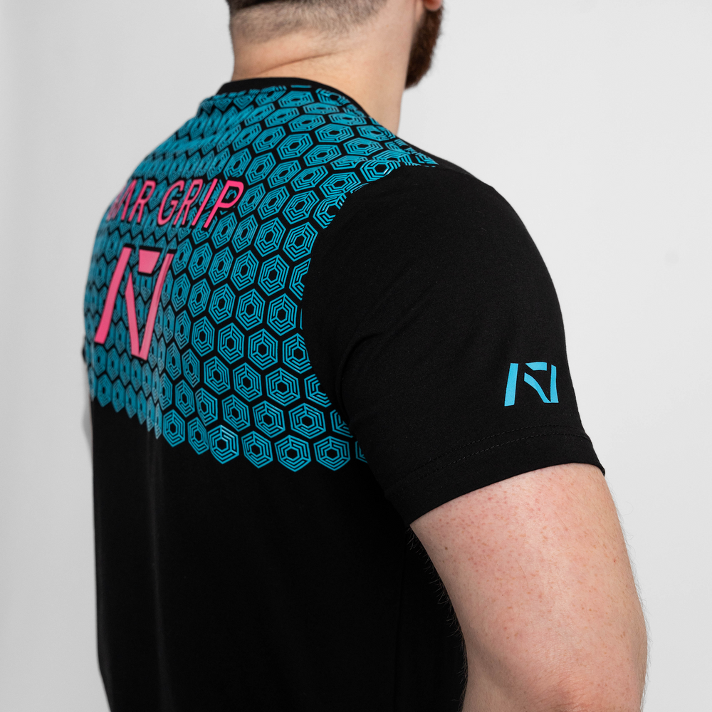 
                      
                        Whether pressing, pulling, squatting or any other variational movement the knurling is always there. The silicone bar grip helps with slippery commercial benches and bars and anchors the barbell to your back. Genouill�res powerlifting shipping to France, Spain, Ireland, Germany, Italy, Sweden and EU.
                      
                    