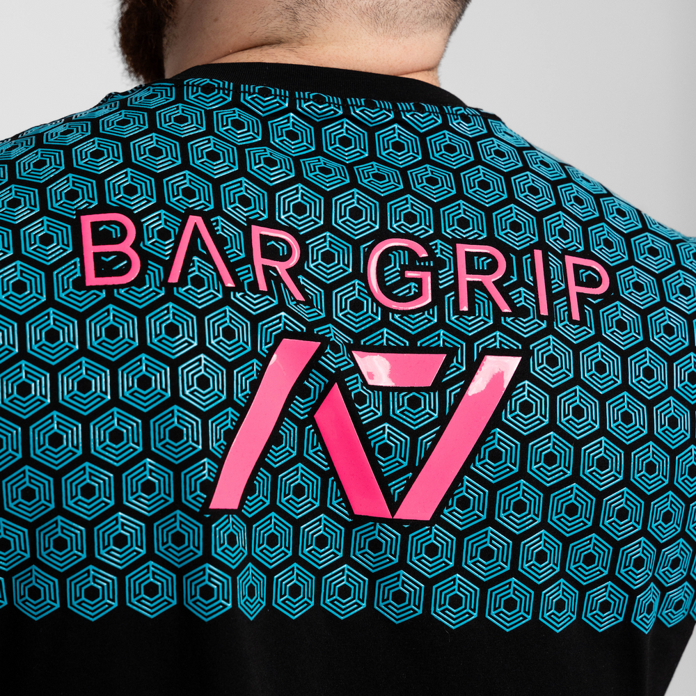 
                      
                        Whether pressing, pulling, squatting or any other variational movement the knurling is always there. The silicone bar grip helps with slippery commercial benches and bars and anchors the barbell to your back. Genouill�res powerlifting shipping to France, Spain, Ireland, Germany, Italy, Sweden and EU.
                      
                    