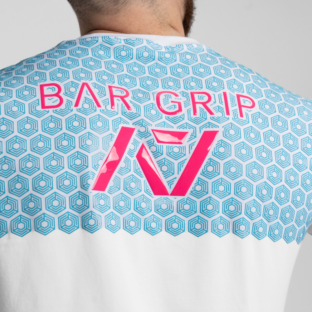 
                      
                        Whether pressing, pulling, squatting or any other variational movement the knurling is always there. The silicone bar grip helps with slippery commercial benches and bars and anchors the barbell to your back. Genouill�res powerlifting shipping to France, Spain, Ireland, Germany, Italy, Sweden and EU.
                      
                    