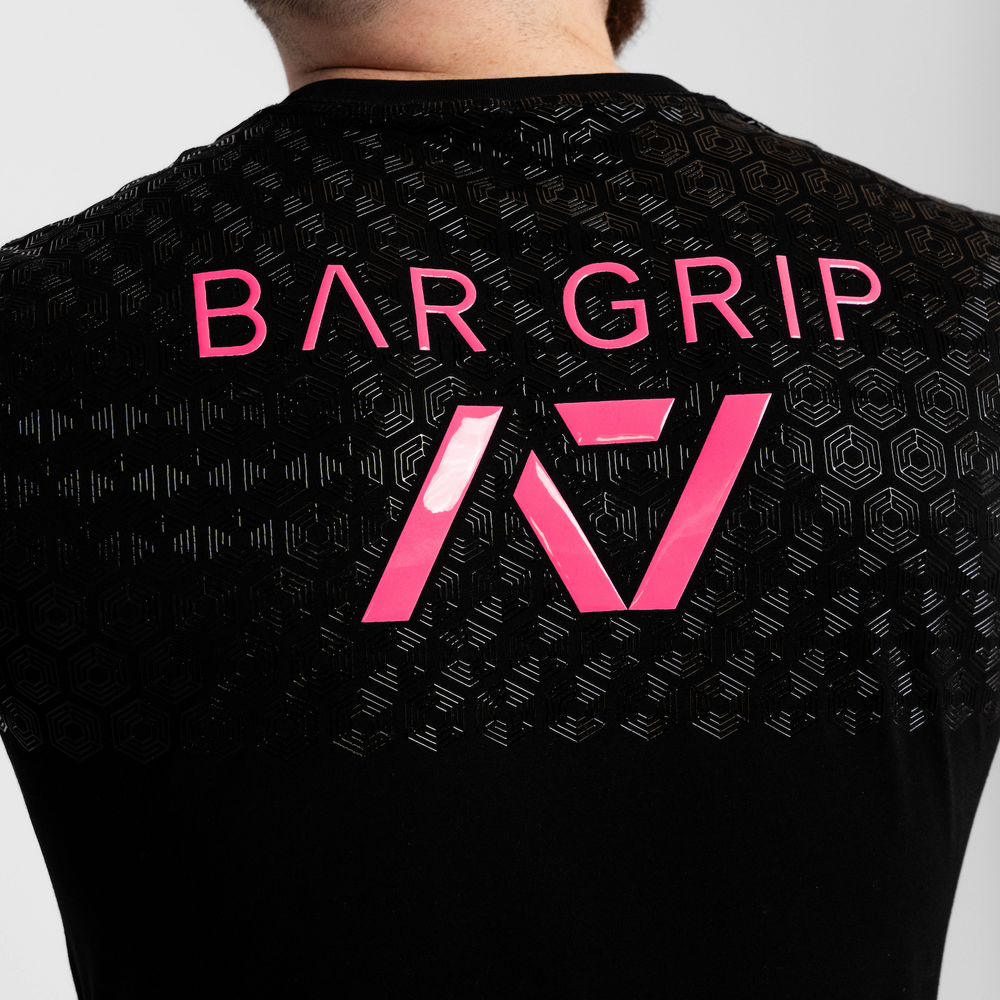 
                      
                        Whether pressing, pulling, squatting or any other variational movement the knurling is always there. The silicone bar grip helps with slippery commercial benches and bars and anchors the barbell to your back. Genouill�res powerlifting shipping to France, Spain, Ireland, Germany, Italy, Sweden and EU.
                      
                    