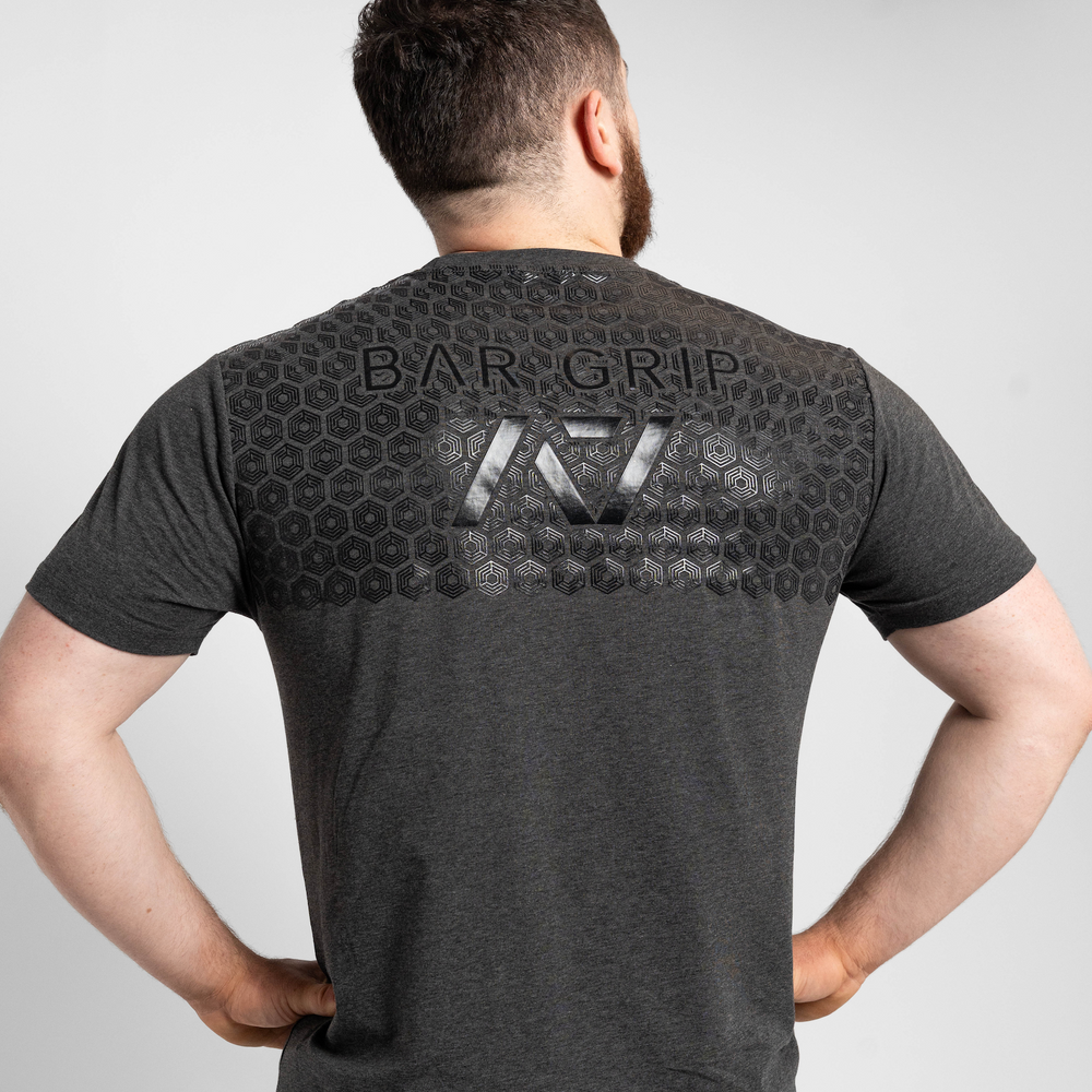 
                      
                        Whether pressing, pulling, squatting or any other variational movement the knurling is always there. The silicone bar grip helps with slippery commercial benches and bars and anchors the barbell to your back. Genouill�res powerlifting shipping to France, Spain, Ireland, Germany, Italy, Sweden and EU.
                      
                    