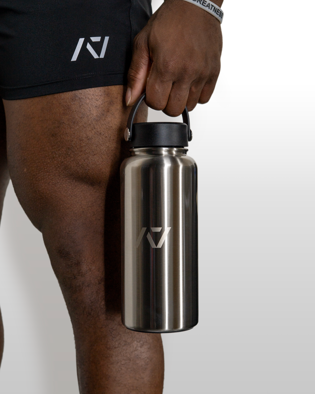Our 32oz Insulated Stainless Steel Water Bottle in sleek stainless steel is designed to keep up with your toughest training days, long commutes, and everything in between. With a generous 32 oz capacity, you'll have plenty of hydration on hand to power through any challenge. Genouill�res powerlifting shipping to France, Spain, Ireland, Germany, Italy, Sweden and EU.