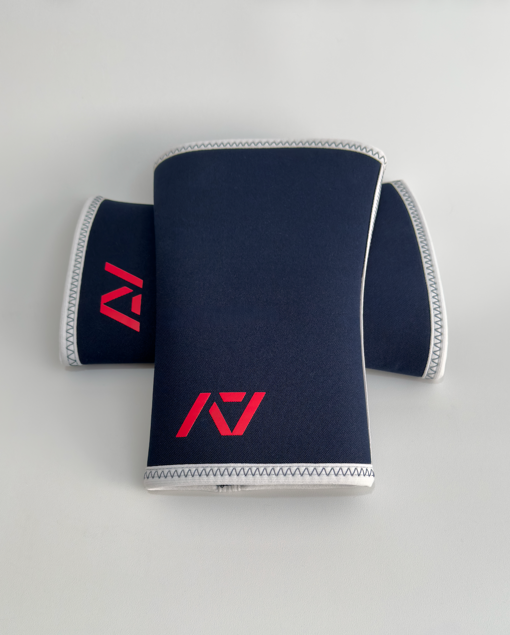 A7 IPF Approved Hourglass Knee Sleeves feature an hourglass-shaped centre taper fit to help provide knee compression while maintaining proper tightness around the calf and quad, offered in three stiffnesses (Flexi, Stiff and Rigor Mortis). Shop the full A7 Powerlifting IPF Approved Equipment collection. The IPF Approved Kit includes Powerlifting Singlet, A7 Meet Shirt, A7 Zebra Wrist Wraps and A7 Deadlift Socks. Genouill�res powerlifting shipping to France, Spain, Ireland, Germany, Italy, Sweden and EU.