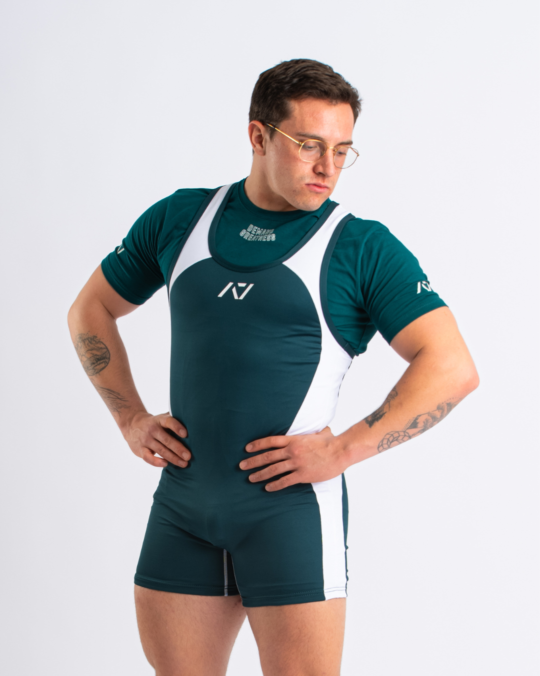 A7 IPF Approved Emerald Forás Luno singlet features extra lat mobility, side panel stitching to guide the squat depth level and curved panel design for a slimming look.  The IPF Approved Kit includes Luno Powerlifting Singlet, A7 Meet Shirt, A7 Zebra Wrist Wraps, A7 Deadlift Socks, Hourglass Knee Sleeves (Stiff Knee Sleeves and Rigor Mortis Knee Sleeves). Genouill�res powerlifting shipping to France, Spain, Ireland, Germany, Italy, Sweden and EU.