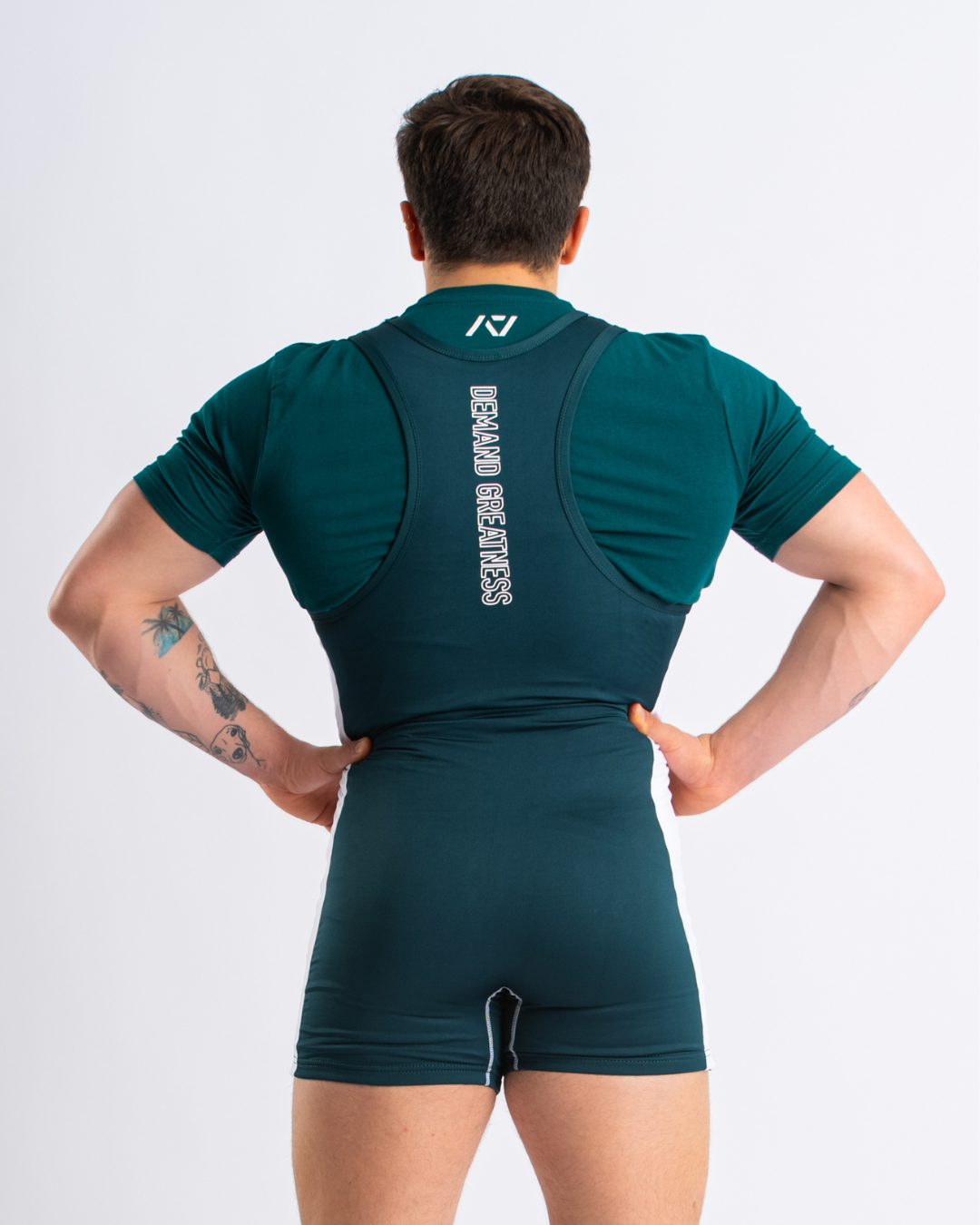 A7 IPF Approved Emerald Forás Luno singlet features extra lat mobility, side panel stitching to guide the squat depth level and curved panel design for a slimming look.  The IPF Approved Kit includes Luno Powerlifting Singlet, A7 Meet Shirt, A7 Zebra Wrist Wraps, A7 Deadlift Socks, Hourglass Knee Sleeves (Stiff Knee Sleeves and Rigor Mortis Knee Sleeves). Genouill�res powerlifting shipping to France, Spain, Ireland, Germany, Italy, Sweden and EU.