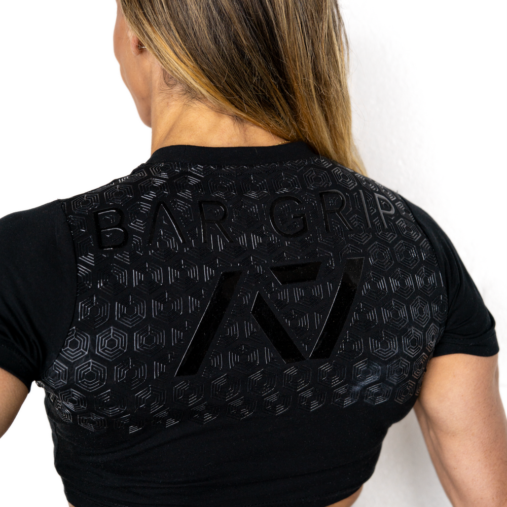 
                      
                        Whether pressing, pulling, squatting or any other variational movement the knurling is always there. The silicone bar grip helps with slippery commercial benches and bars and anchors the barbell to your back. Genouill�res powerlifting shipping to France, Spain, Ireland, Germany, Italy, Sweden and EU.
                      
                    