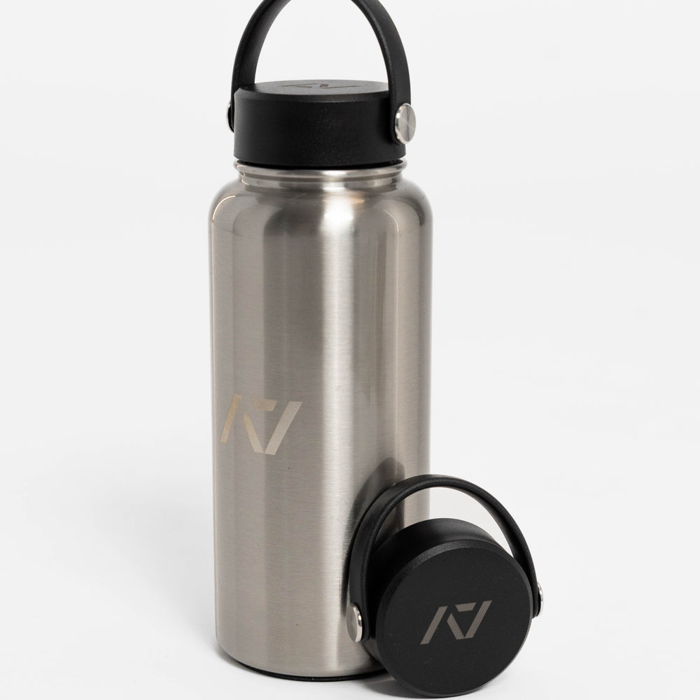 Our 32oz Insulated Stainless Steel Water Bottle in sleek stainless steel is designed to keep up with your toughest training days, long commutes, and everything in between. With a generous 32 oz capacity, you'll have plenty of hydration on hand to power through any challenge. Genouill�res powerlifting shipping to France, Spain, Ireland, Germany, Italy, Sweden and EU.