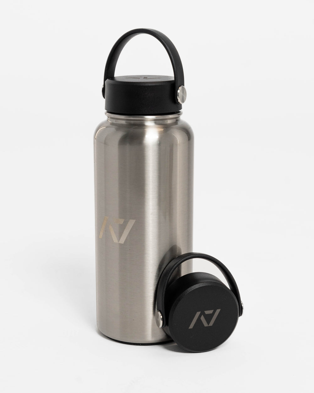 Our 32oz Insulated Stainless Steel Water Bottle in sleek stainless steel is designed to keep up with your toughest training days, long commutes, and everything in between. With a generous 32 oz capacity, you'll have plenty of hydration on hand to power through any challenge. Genouill�res powerlifting shipping to France, Spain, Ireland, Germany, Italy, Sweden and EU.
