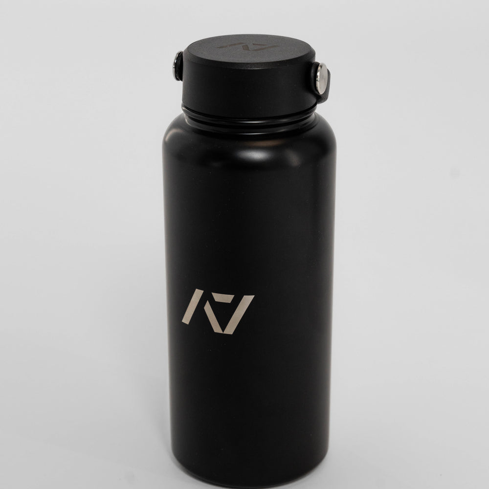 Our 32oz Insulated Stainless Steel Water Bottle in sleek black is designed to keep up with your toughest training days, long commutes, and everything in between. With a generous 32 oz capacity, you'll have plenty of hydration on hand to power through any challenge. Genouill�res powerlifting shipping to France, Spain, Ireland, Germany, Italy, Sweden and EU.