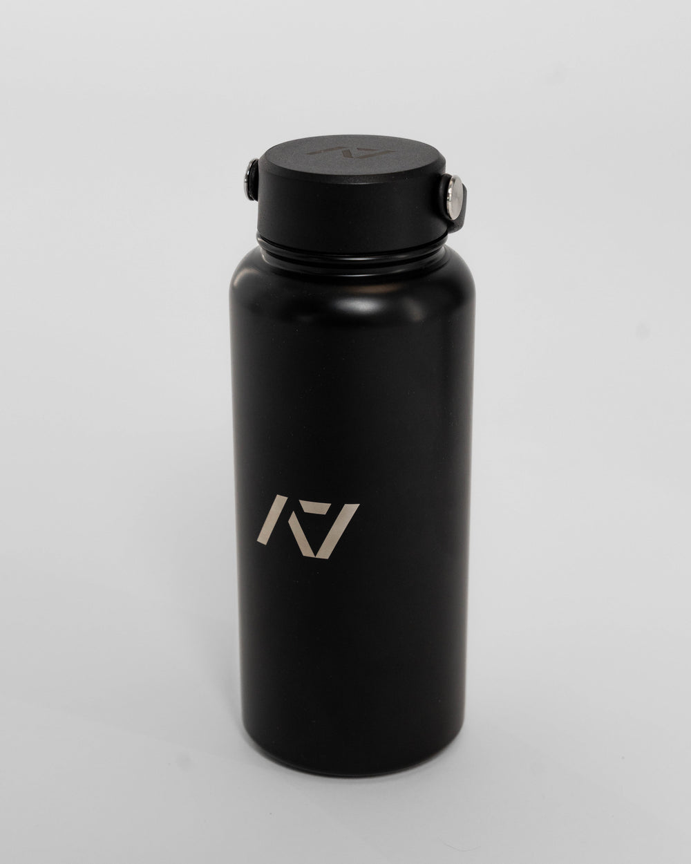 Our 32oz Insulated Stainless Steel Water Bottle in sleek black is designed to keep up with your toughest training days, long commutes, and everything in between. With a generous 32 oz capacity, you'll have plenty of hydration on hand to power through any challenge. Genouill�res powerlifting shipping to France, Spain, Ireland, Germany, Italy, Sweden and EU.