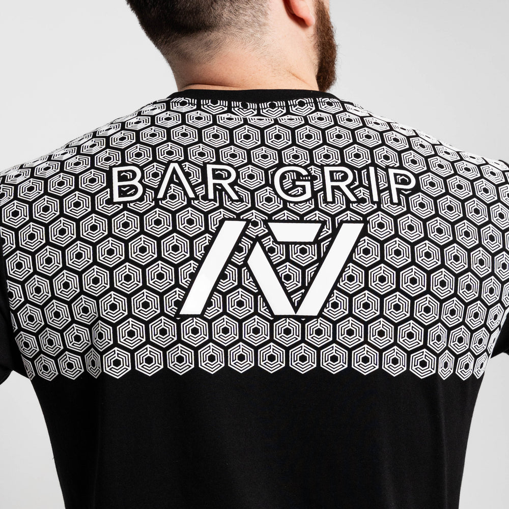 
                      
                        Whether pressing, pulling, squatting or any other variational movement the knurling is always there. The silicone bar grip helps with slippery commercial benches and bars and anchors the barbell to your back. Genouill�res powerlifting shipping to France, Spain, Ireland, Germany, Italy, Sweden and EU.
                      
                    