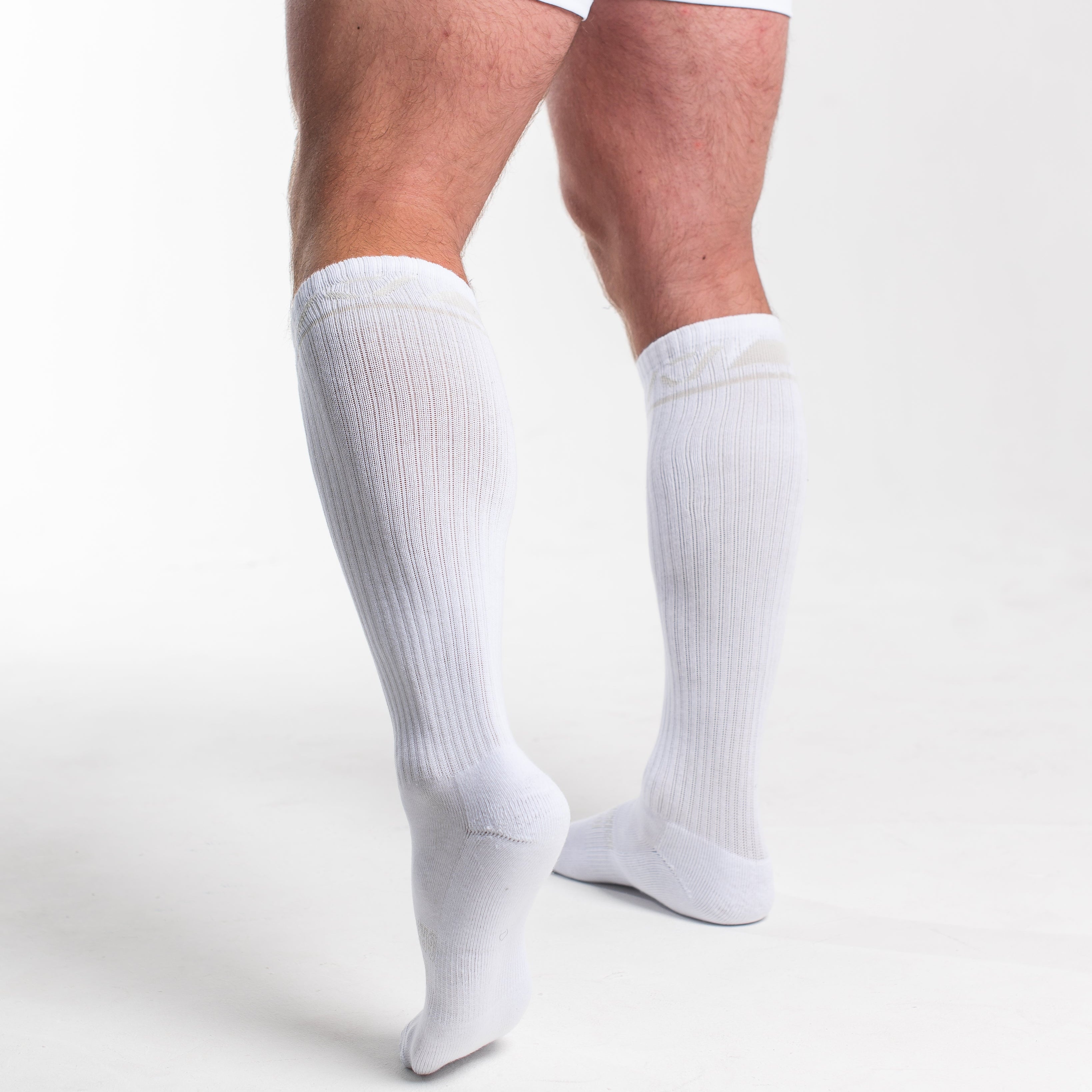A7 Polar Deadlift socks are designed specifically for pulls and keep your shins protected from scrapes. A7 deadlift socks are a perfect pair to wear in training or powerlifting competition. The IPF Approved Kit includes Powerlifting Singlet, A7 Meet Shirt, A7 Zebra Wrist Wraps, A7 Deadlift Socks, Hourglass Knee Sleeves (Stiff Knee Sleeves and Rigor Mortis Knee Sleeves). Genouillères powerlifting shipping to France, Spain, Ireland, Germany, Italy, Sweden and EU.