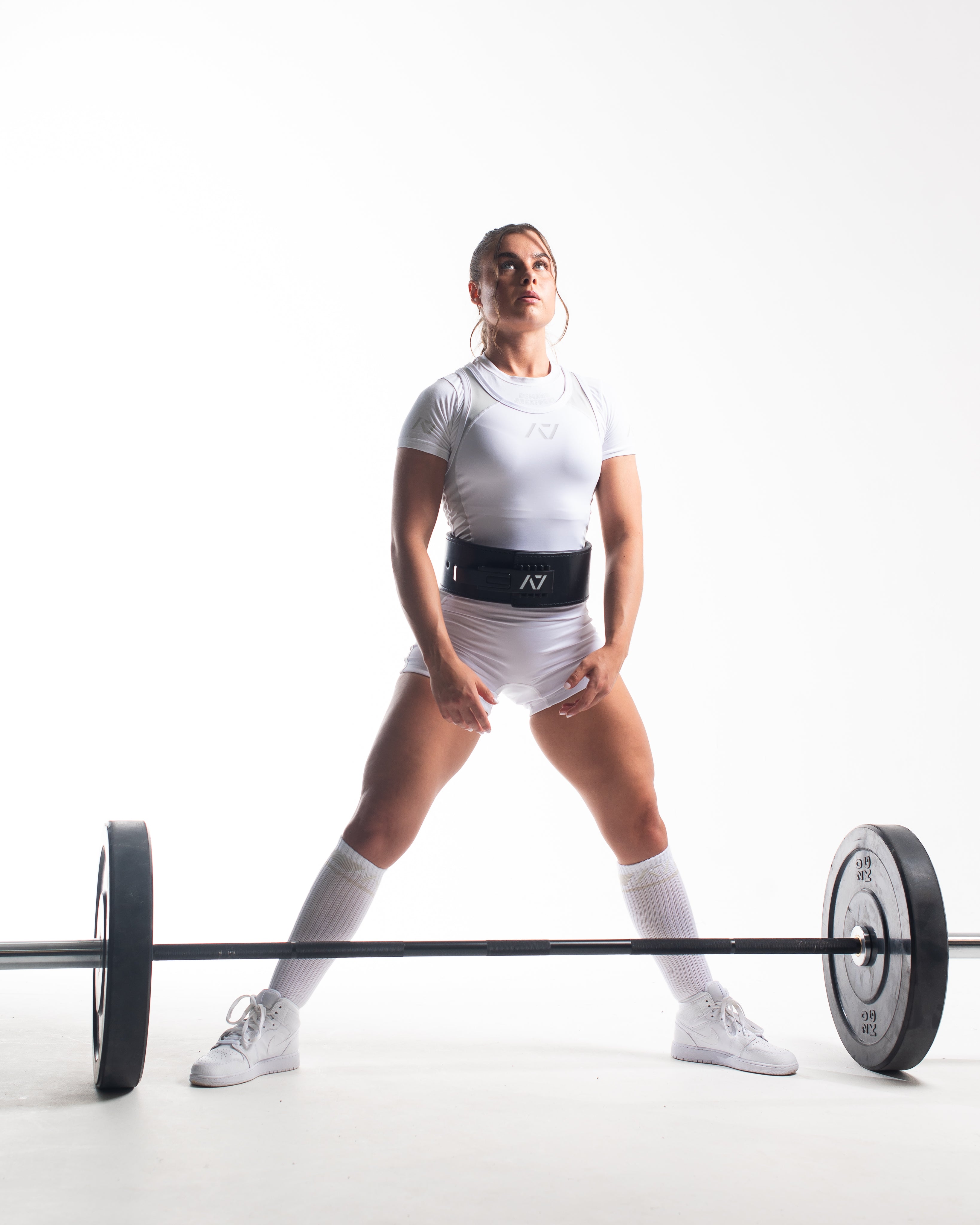A7 IPF Approved Polar Luno singlet with extra lat mobility, side panel stitching to guide the squat depth level and curved panel design for a slimming look. The Women's cut singlet features a tapered waist and additional quad room. The IPF Approved Kit includes Powerlifting Singlet, A7 Meet Shirt, A7 Zebra Wrist Wraps, A7 Deadlift Socks, Hourglass Knee Sleeves (Stiff Knee Sleeves and Rigor Mortis Knee Sleeves). Genouillères powerlifting shipping to France, Spain, Ireland, Germany, Italy, Sweden and EU. 