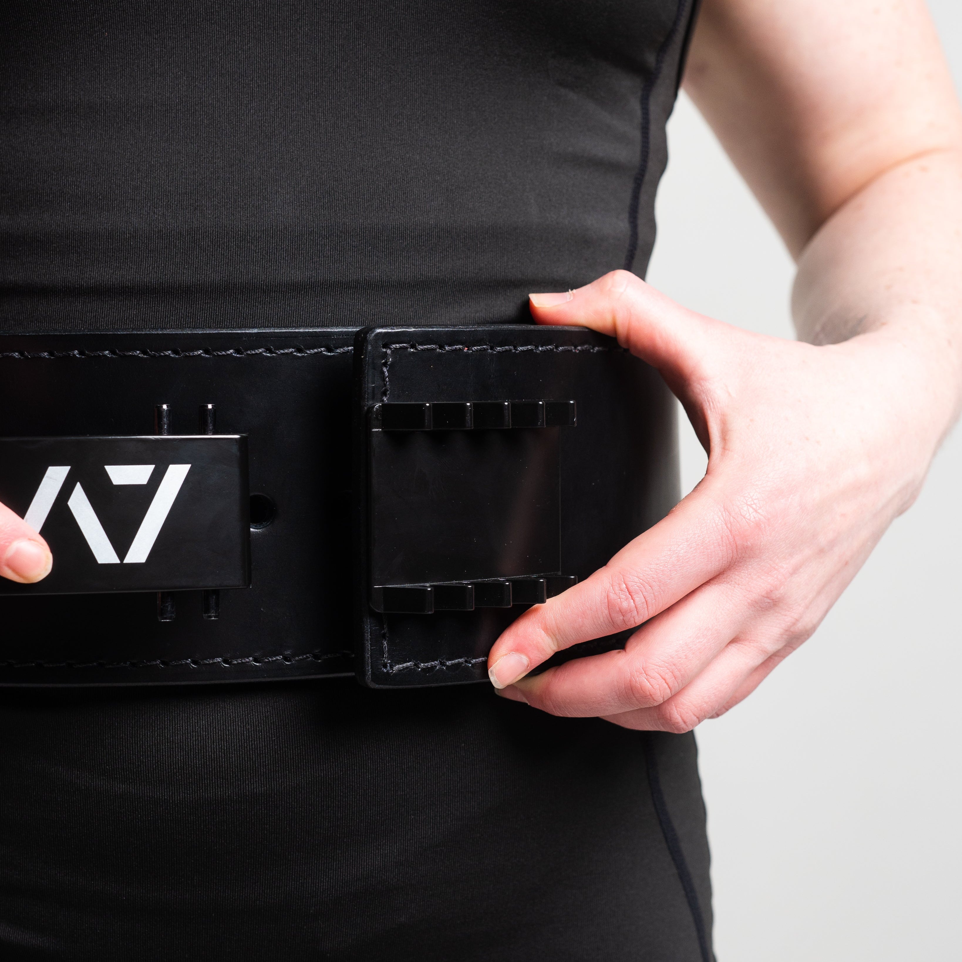 A7 IPF Approved Lever Belt features a black design with black leather, black engraved buckle and debossed A7 logo on the leather. The new Pioneer Adjustable Lever, PAL, buckle allows you to quickly adjust the tightness of your belt for a perfect fit. The IPF Approved Kit includes Singlet, A7 Meet Shirt, A7 Zebra Wrist Wraps, A7 Deadlift Socks, Hourglass Knee Sleeves (Stiff Knee Sleeves and Rigor Mortis Knee Sleeves). Genouillères powerlifting shipping to France, Spain, Ireland, Germany, Italy and EU.