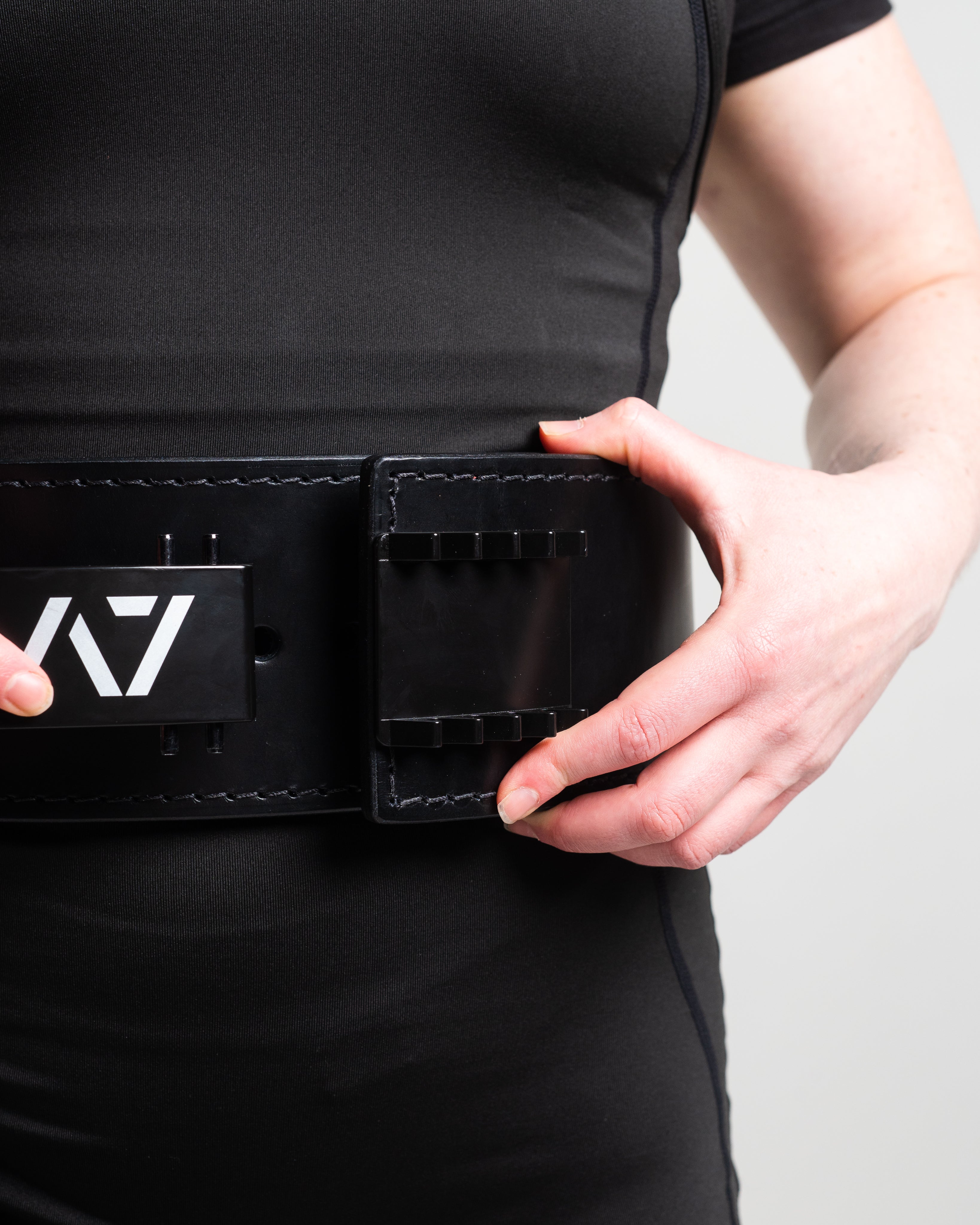 A7 IPF Approved Lever Belt features a black design with black leather, black engraved buckle and debossed A7 logo on the leather. The new Pioneer Adjustable Lever, PAL, buckle allows you to quickly adjust the tightness of your belt for a perfect fit. The IPF Approved Kit includes Singlet, A7 Meet Shirt, A7 Zebra Wrist Wraps, A7 Deadlift Socks, Hourglass Knee Sleeves (Stiff Knee Sleeves and Rigor Mortis Knee Sleeves). Genouillères powerlifting shipping to France, Spain, Ireland, Germany, Italy and EU.