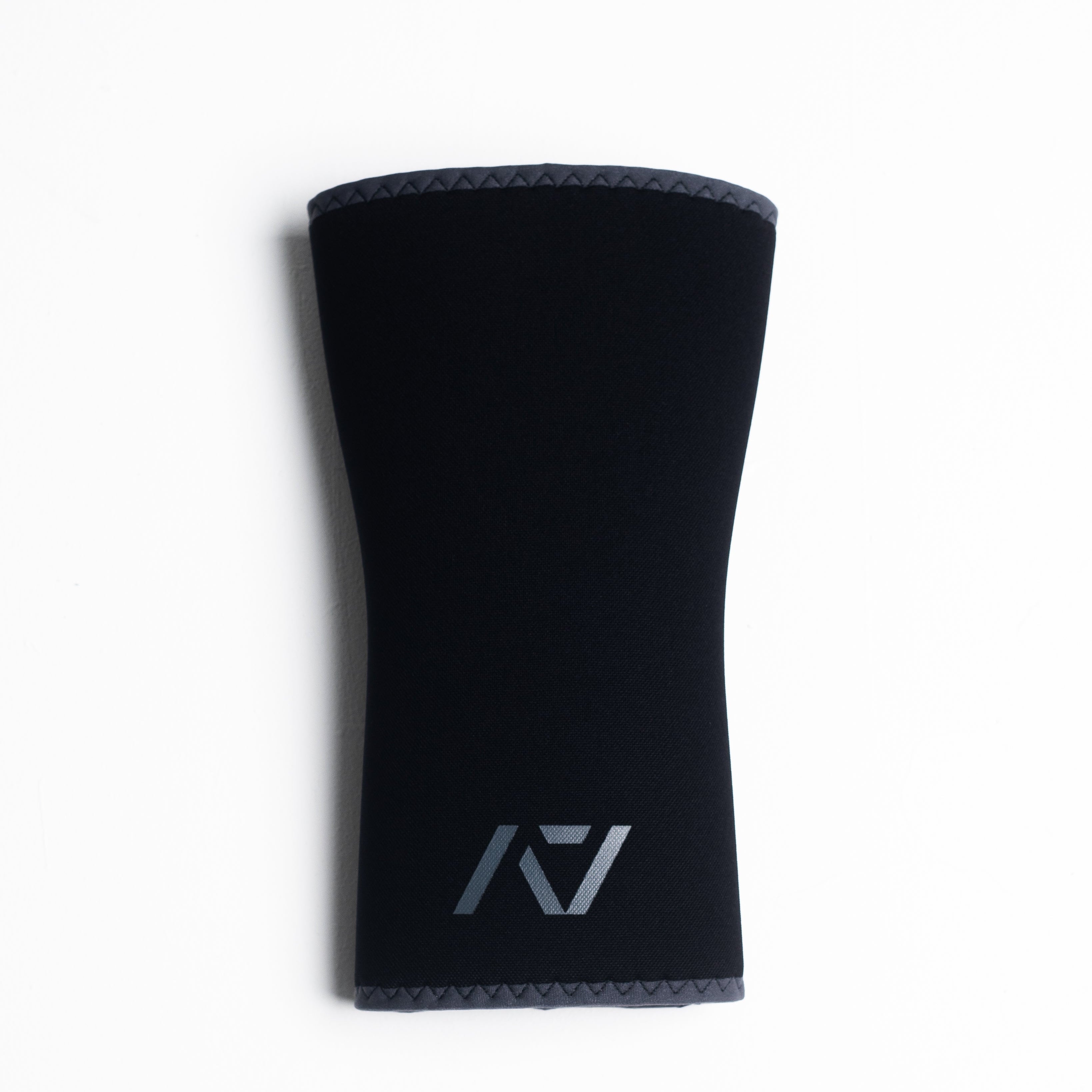 A7 IPF Approved Hourglass Knee Sleeves feature an hourglass-shaped taper fit to provide knee compression while maintaining proper tightness around the calf and quad, offered in three stiffnesses (Flexi, Stiff and Rigor Mortis). The IPF Approved Kit includes Powerlifting Singlet, A7 Meet Shirt, A7 Zebra Wrist Wraps, A7 Deadlift Socks, Hourglass Knee, IPF Approved PAL Lever. Genouillères powerlifting shipping to France, Spain, Ireland, Germany, Italy, Sweden and EU. 