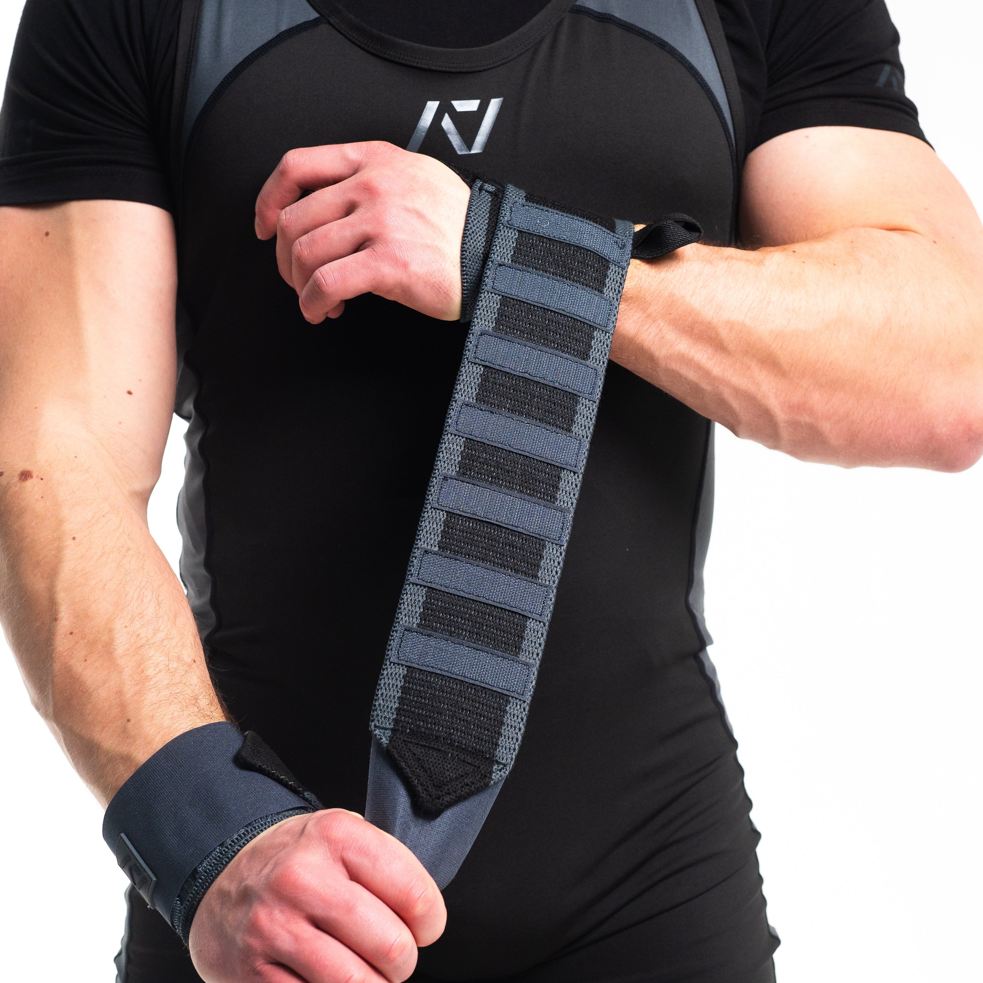 A7 IPF Approved Zebra Wraps feature strips of velcro on the wraps, allowing Zebra Wraps to conform fully to your unique preference of tightness. We offer Zebra wrist wraps in 3 lengths and 4 stiffnesses (Flexi, Mids, Stiff, and Rigor Mortis). The IPF Approved Kit includes Powerlifting Singlet, A7 Meet Shirt, A7 Deadlift Socks, Hourglass Knee Sleeves (Stiff Knee Sleeves and Rigor Mortis Knee Sleeves). Genouillères powerlifting shipping to France, Spain, Ireland, Germany, Italy, Sweden and EU. 