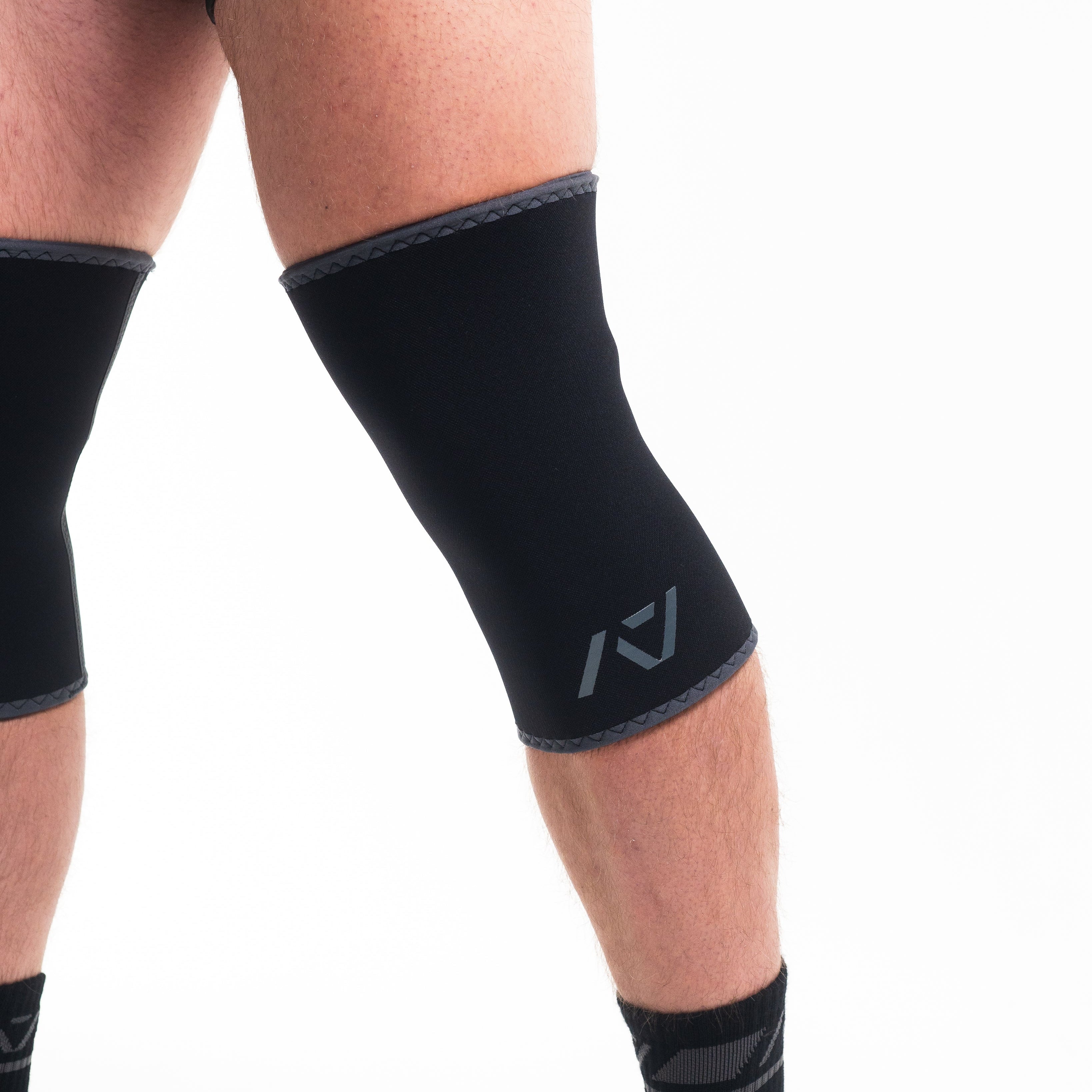 A7 IPF Approved Hourglass Knee Sleeves feature an hourglass-shaped taper fit to provide knee compression while maintaining proper tightness around the calf and quad, offered in three stiffnesses (Flexi, Stiff and Rigor Mortis). The IPF Approved Kit includes Powerlifting Singlet, A7 Meet Shirt, A7 Zebra Wrist Wraps, A7 Deadlift Socks, Hourglass Knee, IPF Approved PAL Lever. Genouillères powerlifting shipping to France, Spain, Ireland, Germany, Italy, Sweden and EU. 